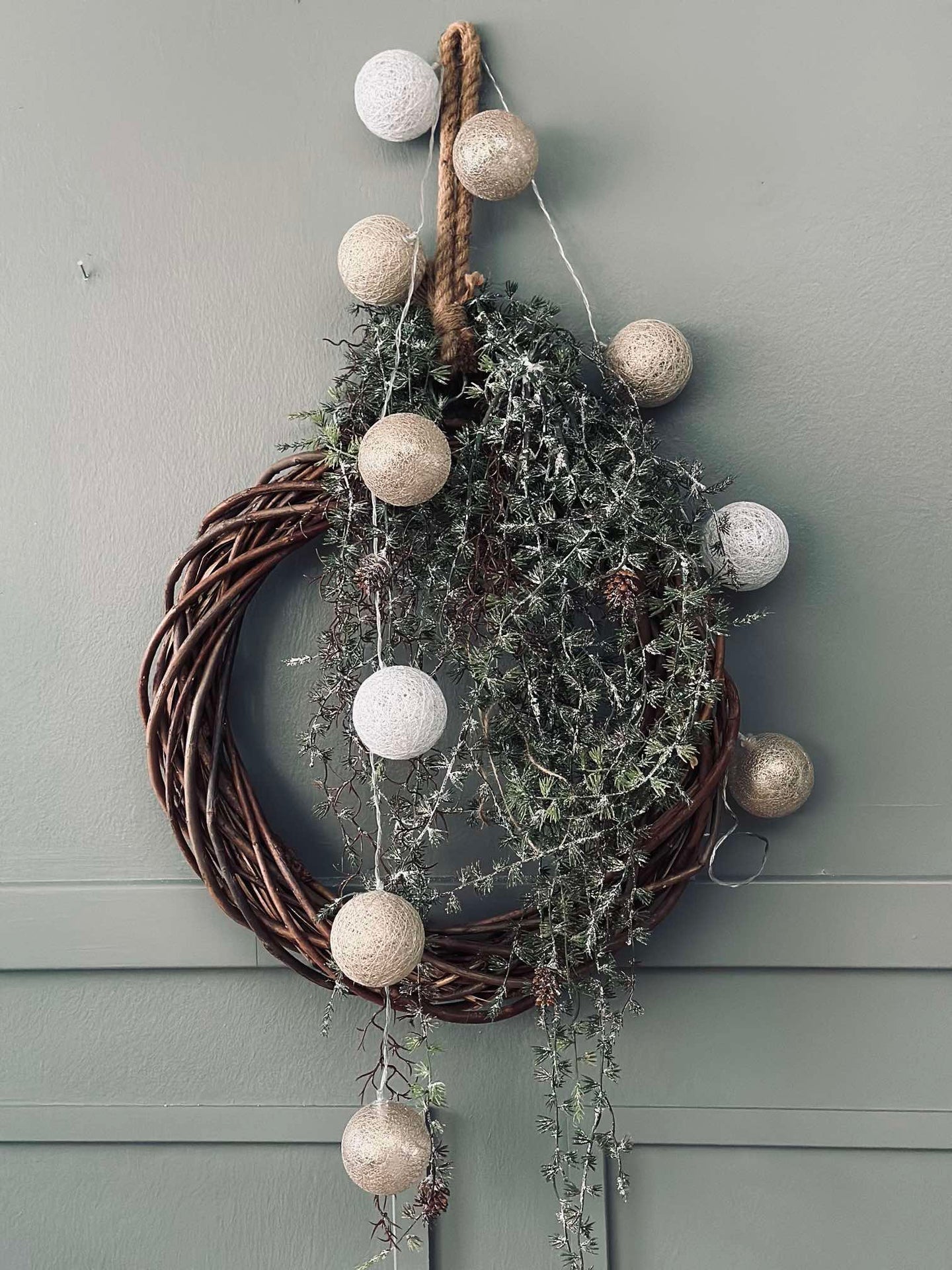 Lichterkette mit LED-Kugeln - Goldenbeige