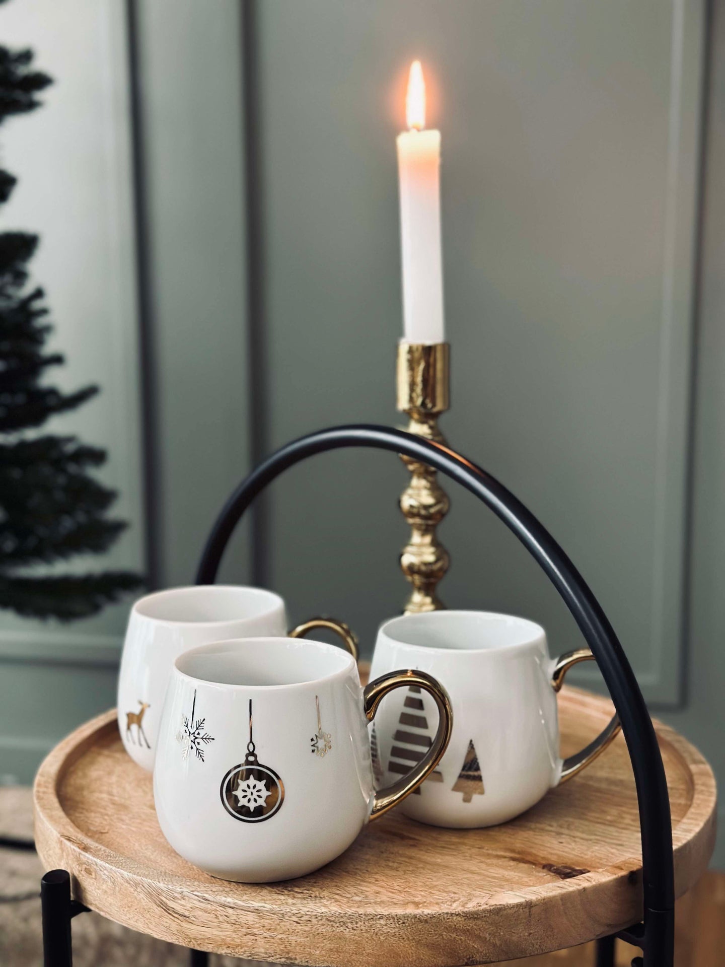 Weihnachtstasse mit Goldmotiv