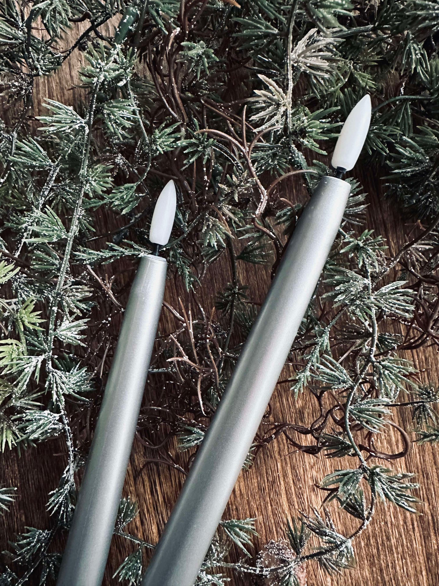 Silberne LED-Stabkerzen 2 St. - Fernbedienung inklusive