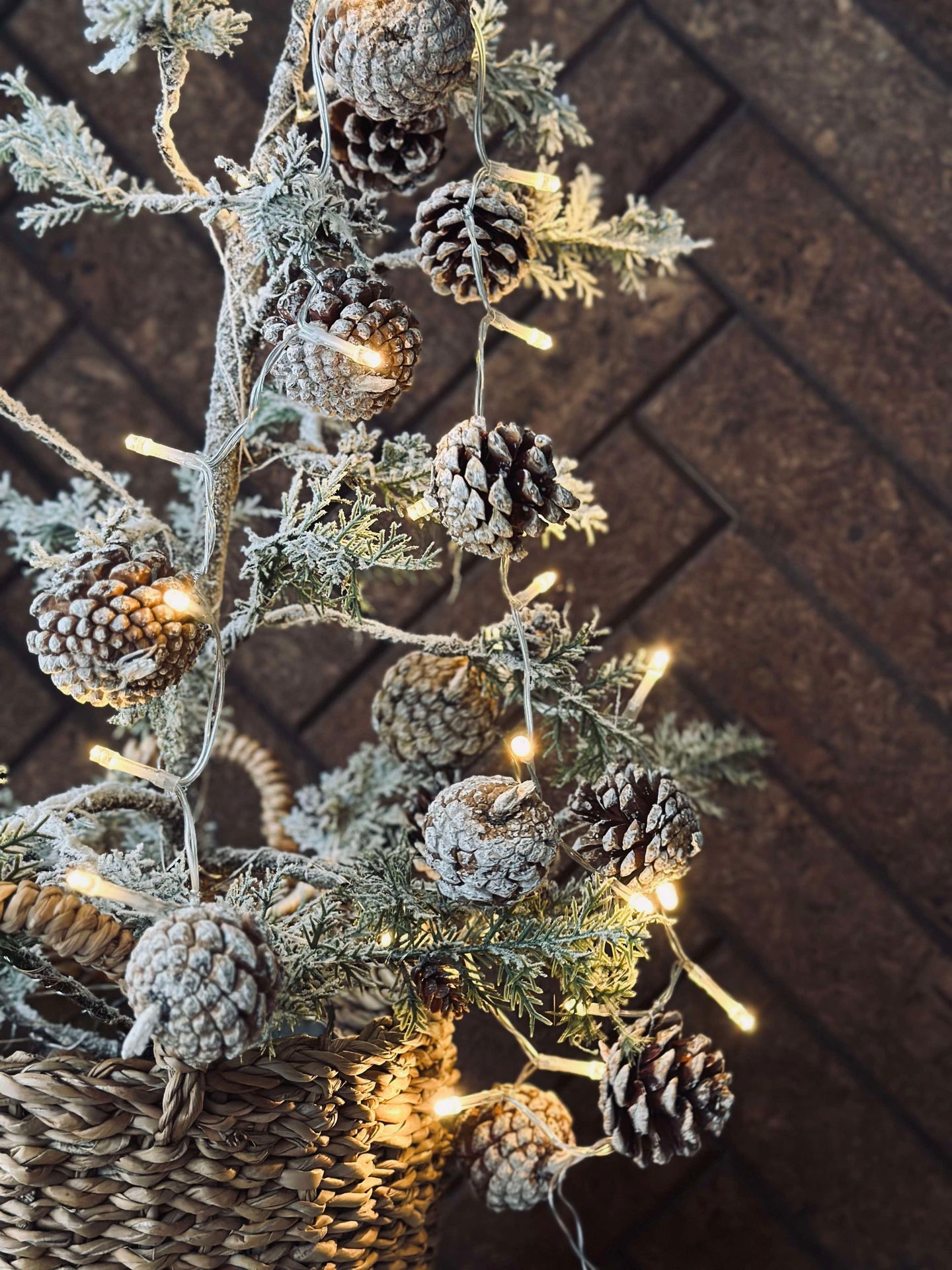 Lichterkette mit kleinen Zapfen