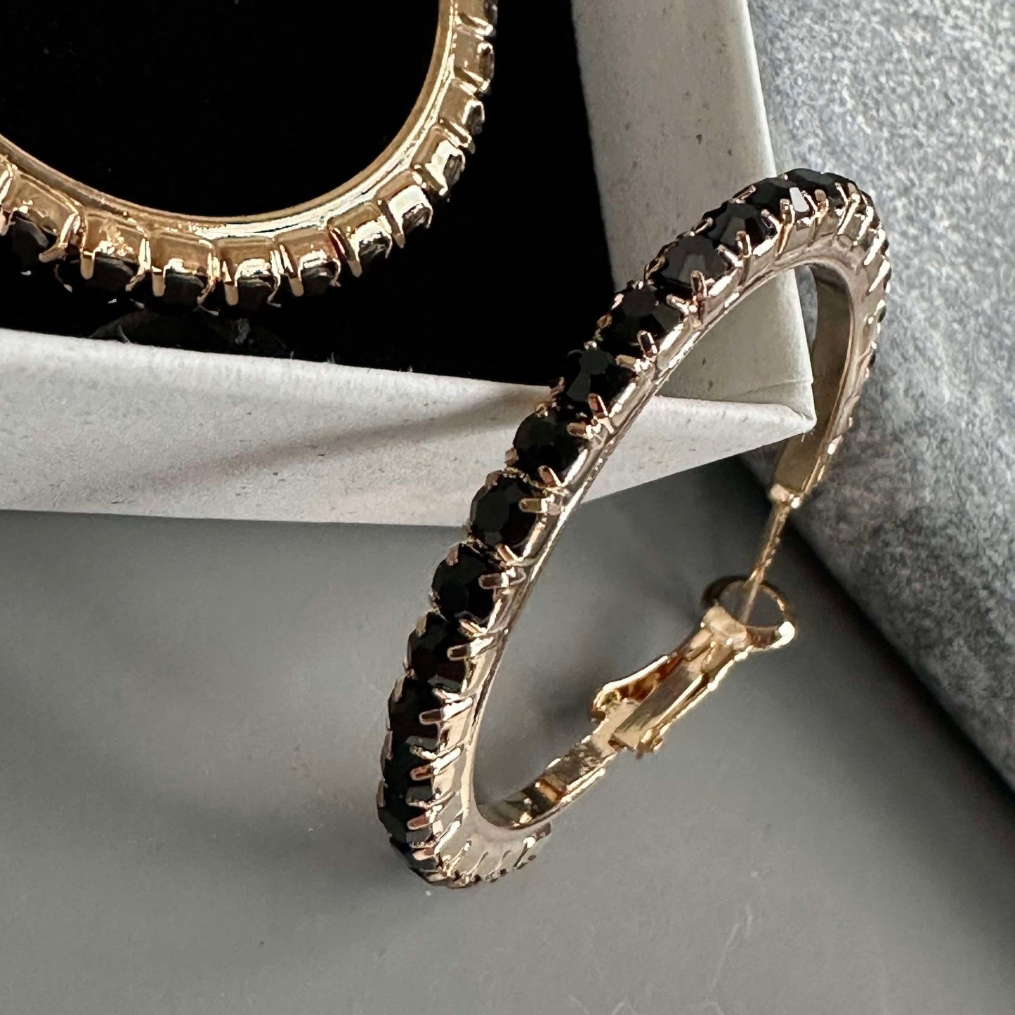 Ohrringe Smilla Hoops 18K vergoldet - Schwarz