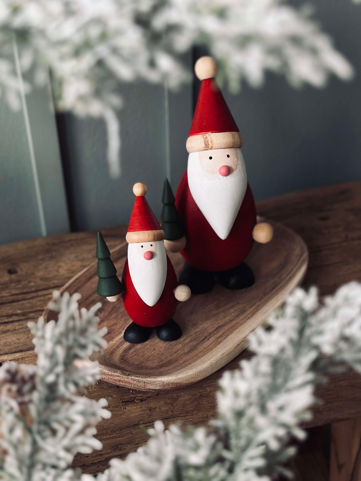 Weihnachtsmann mit Weihnachtsbaum - Klein