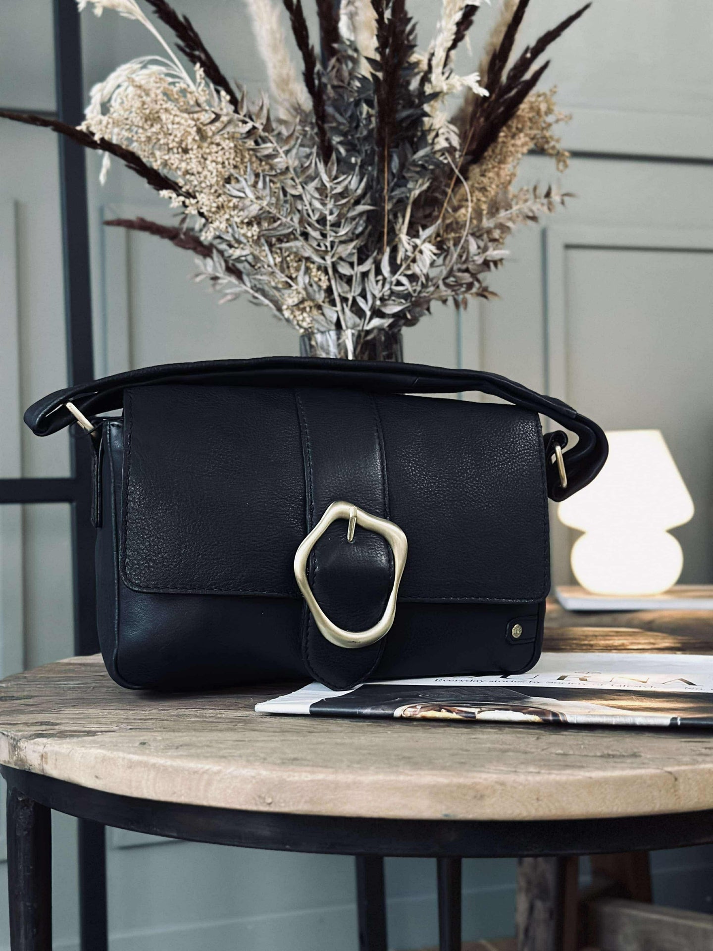 Crossover mit Schnalle - Black leather