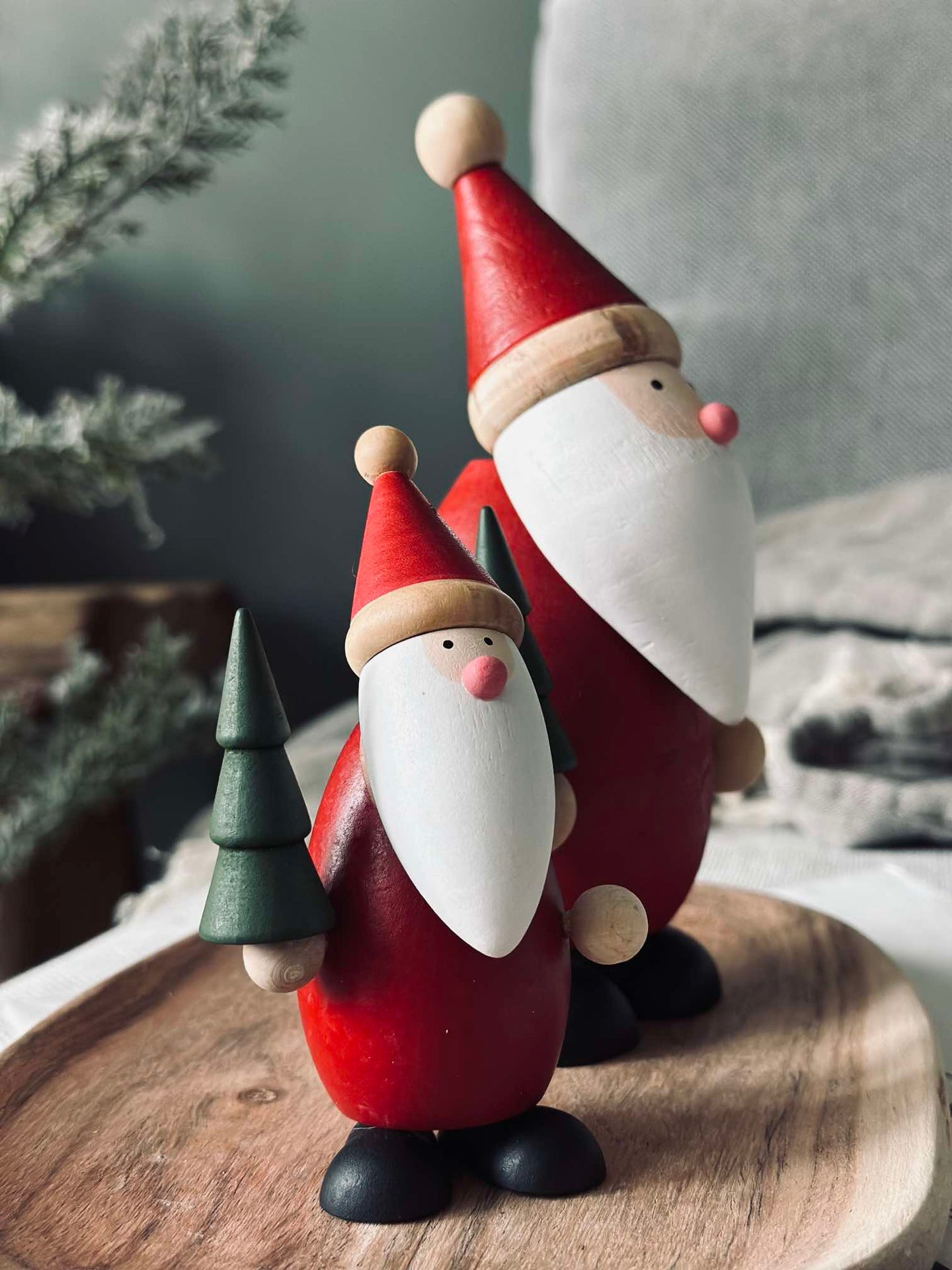 Weihnachtsmann mit Weihnachtsbaum - Klein