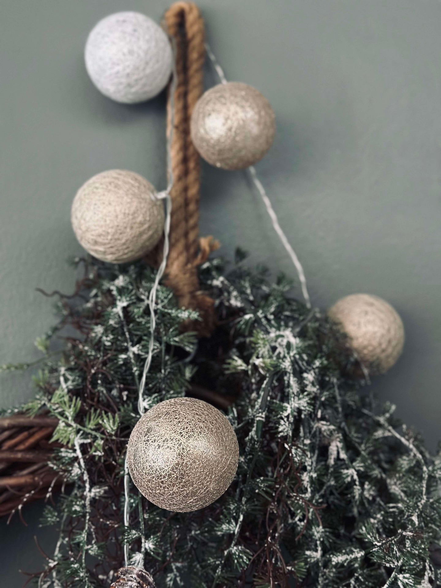 Lichterkette mit LED-Kugeln - Goldenbeige