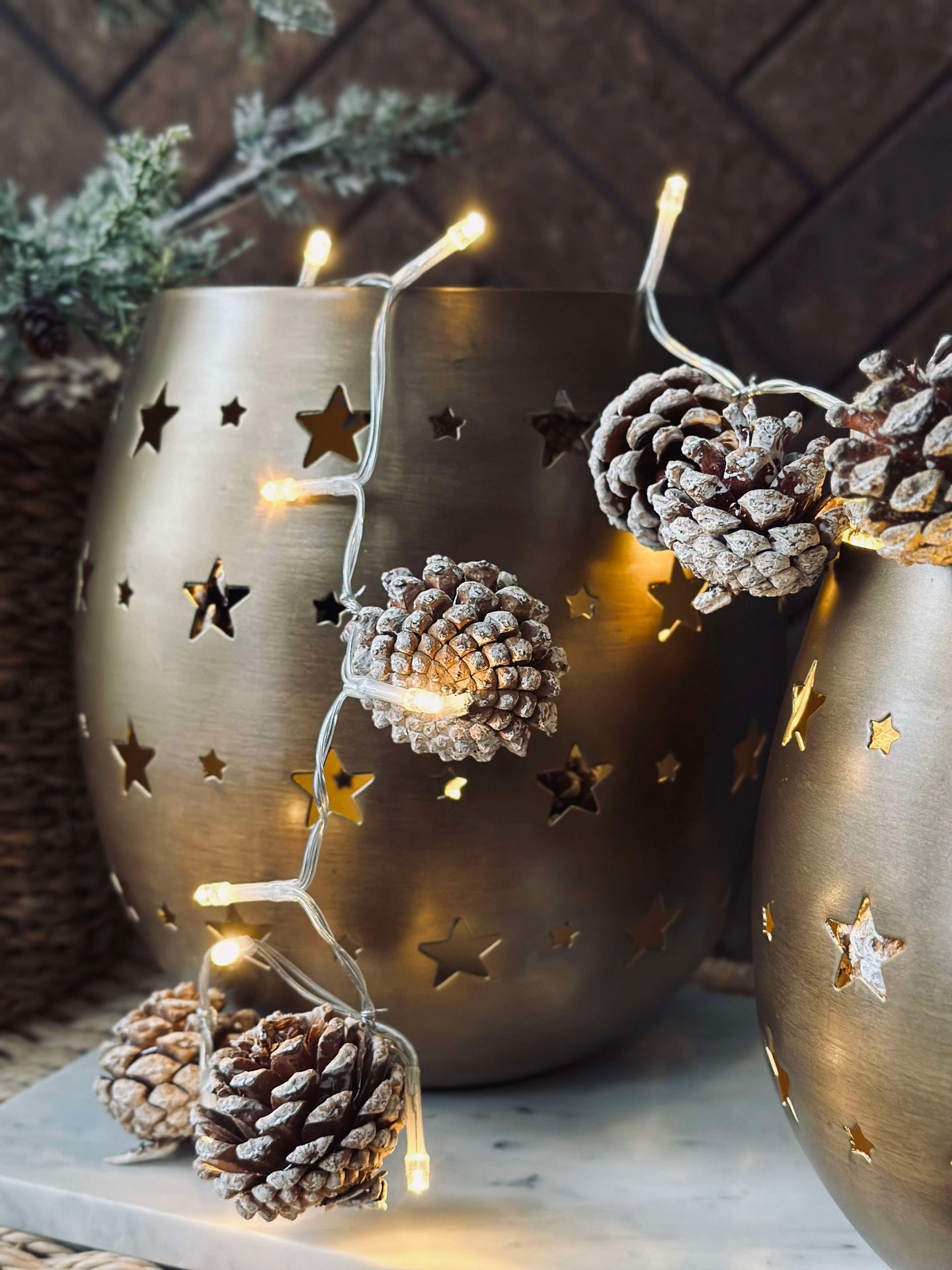 Lichterkette mit kleinen Zapfen