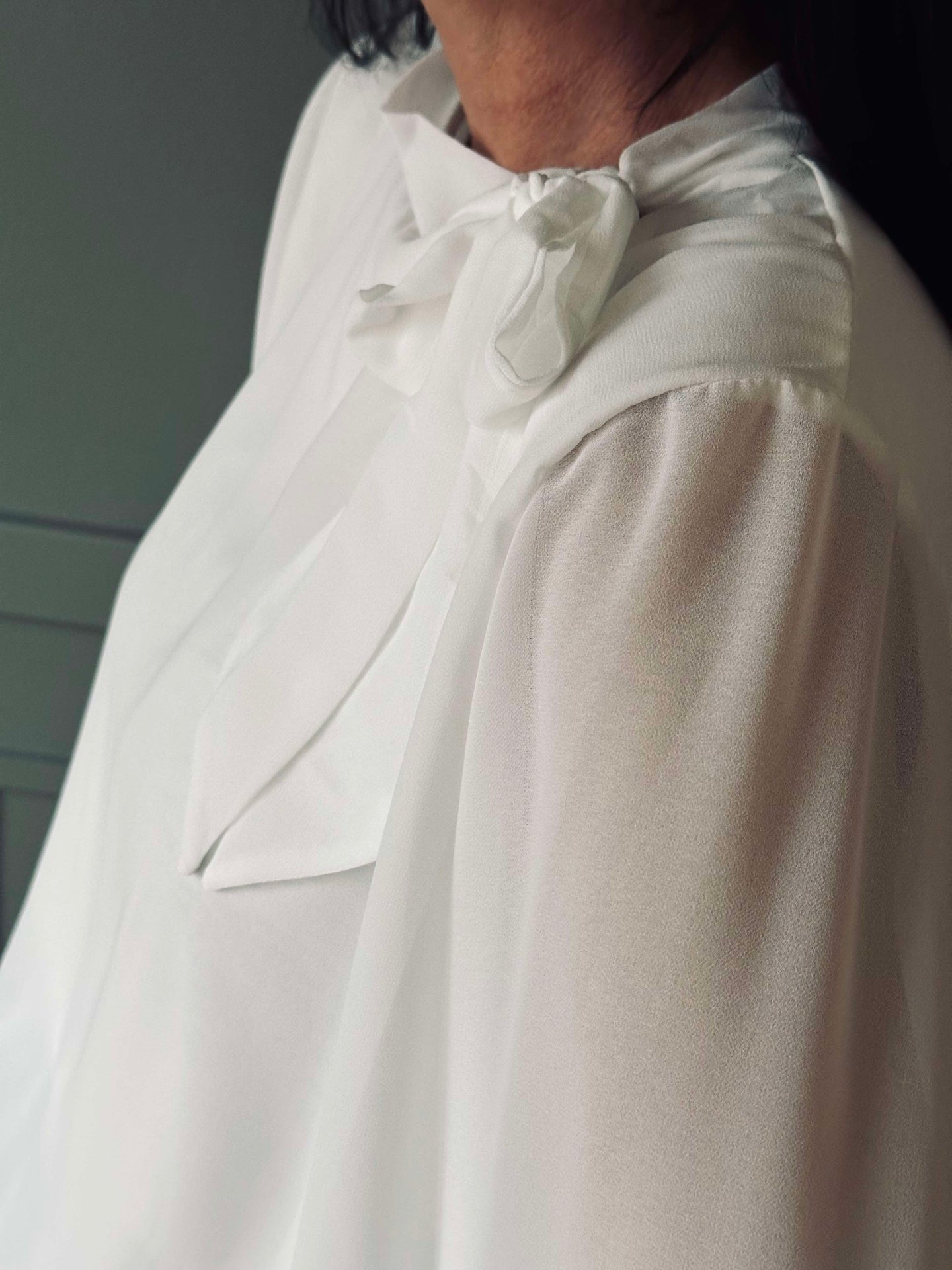 Bluse m. Schleife - White
