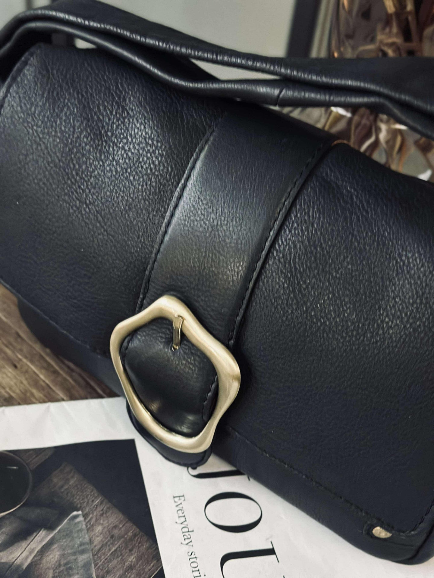 Crossover mit Schnalle - Black leather