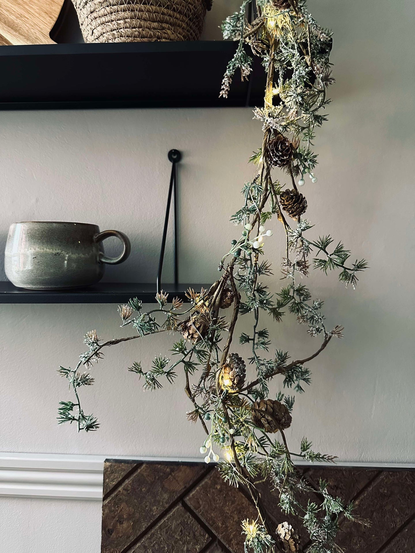 Lichterkette Zweig mit Kiefernzapfen - 150 cm