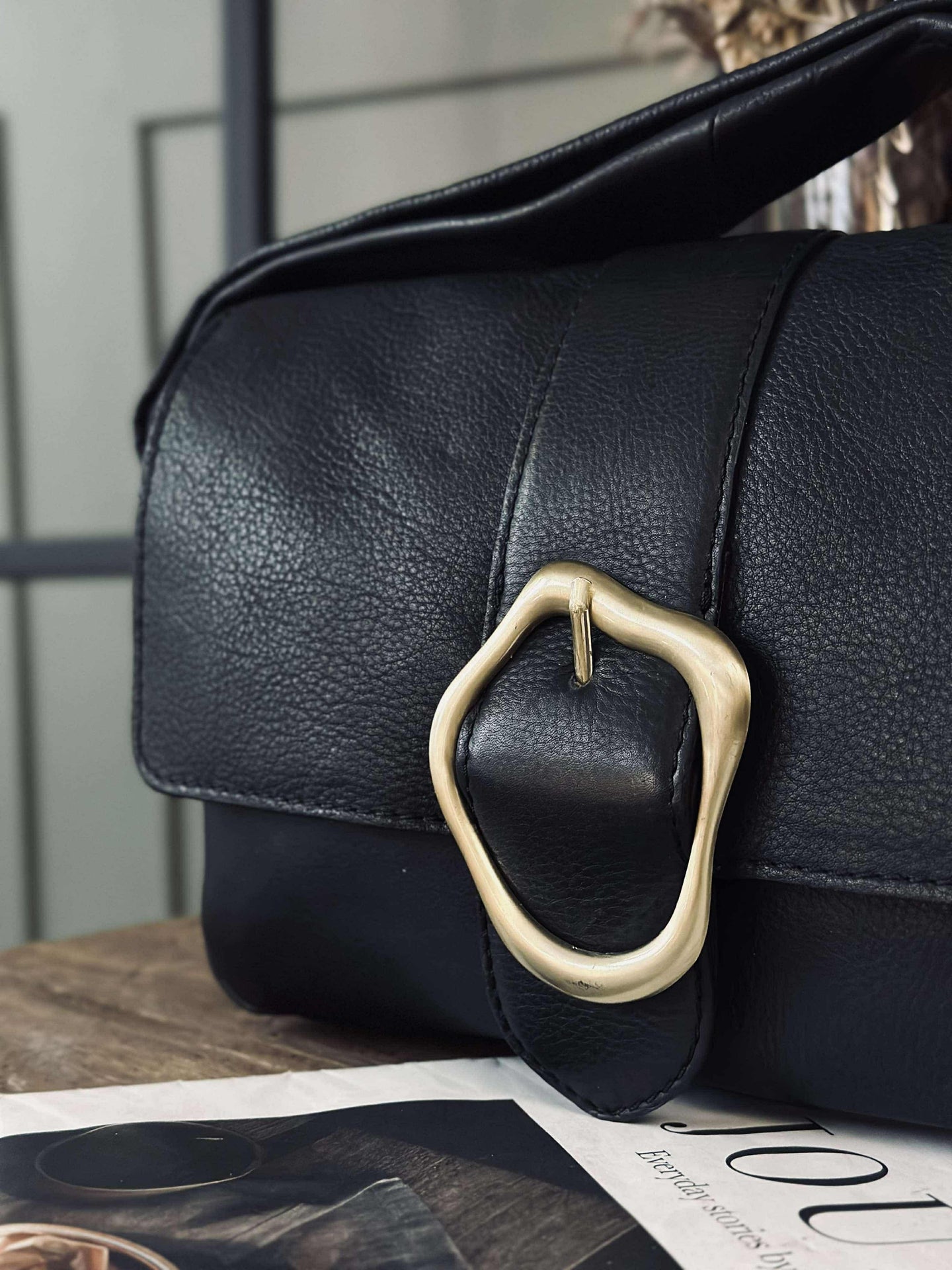 Crossover mit Schnalle - Black leather