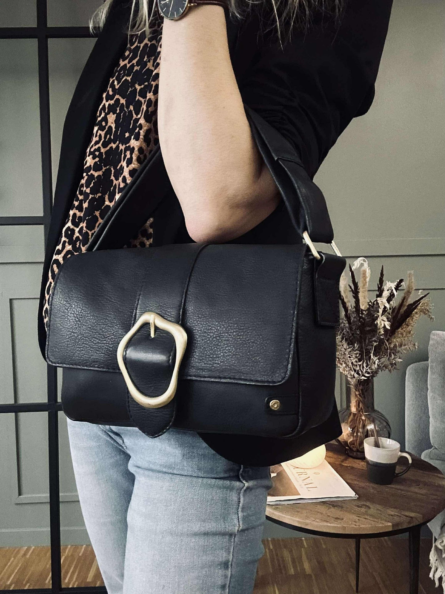 Crossover mit Schnalle - Black leather