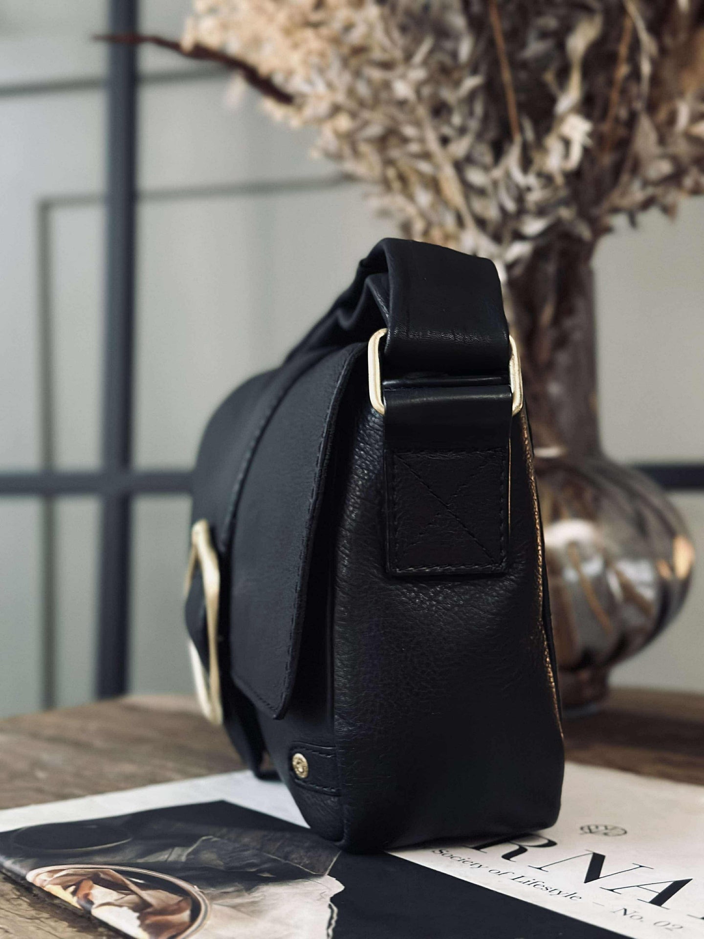 Crossover mit Schnalle - Black leather