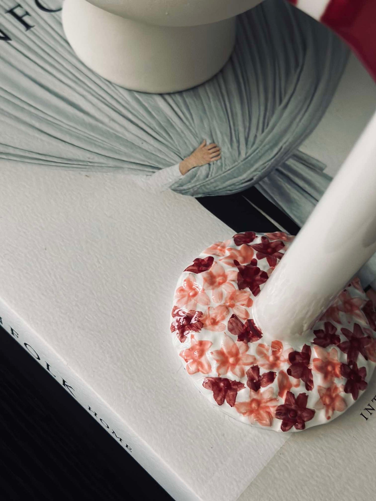 Keramikflagge – Dannebrog mit rosa Fuß