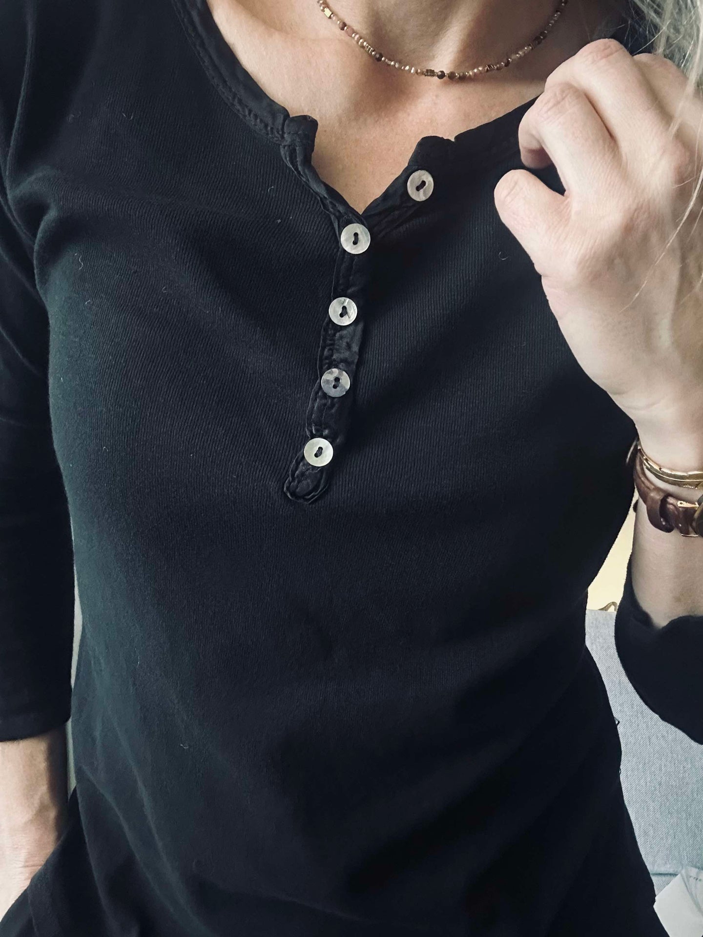 Basic-Bluse mit Knöpfen – Black
