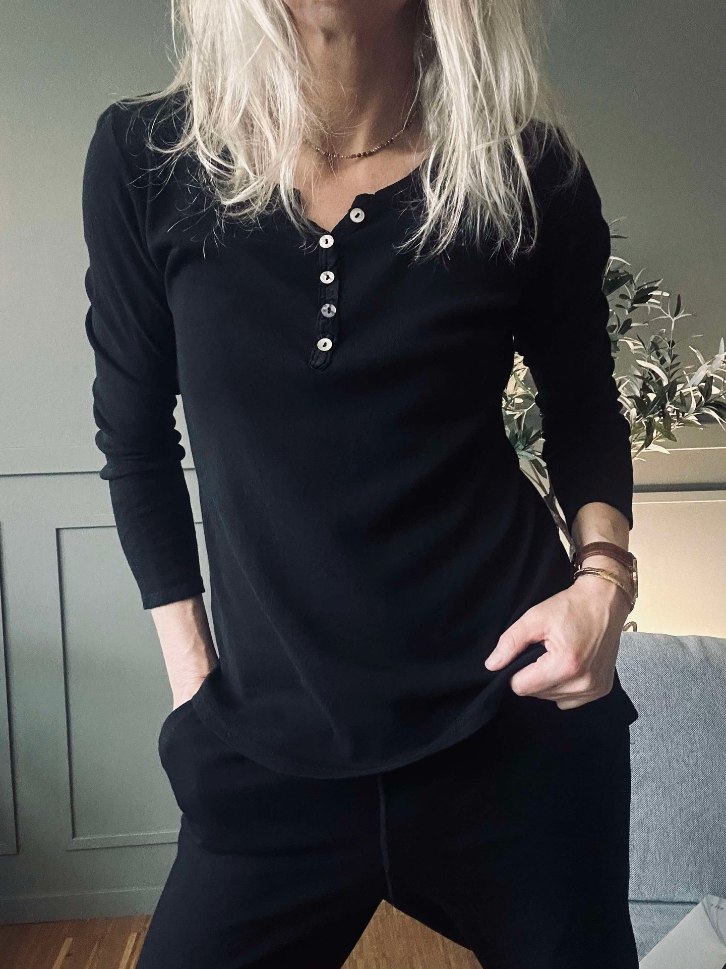 Basic-Bluse mit Knöpfen – Black
