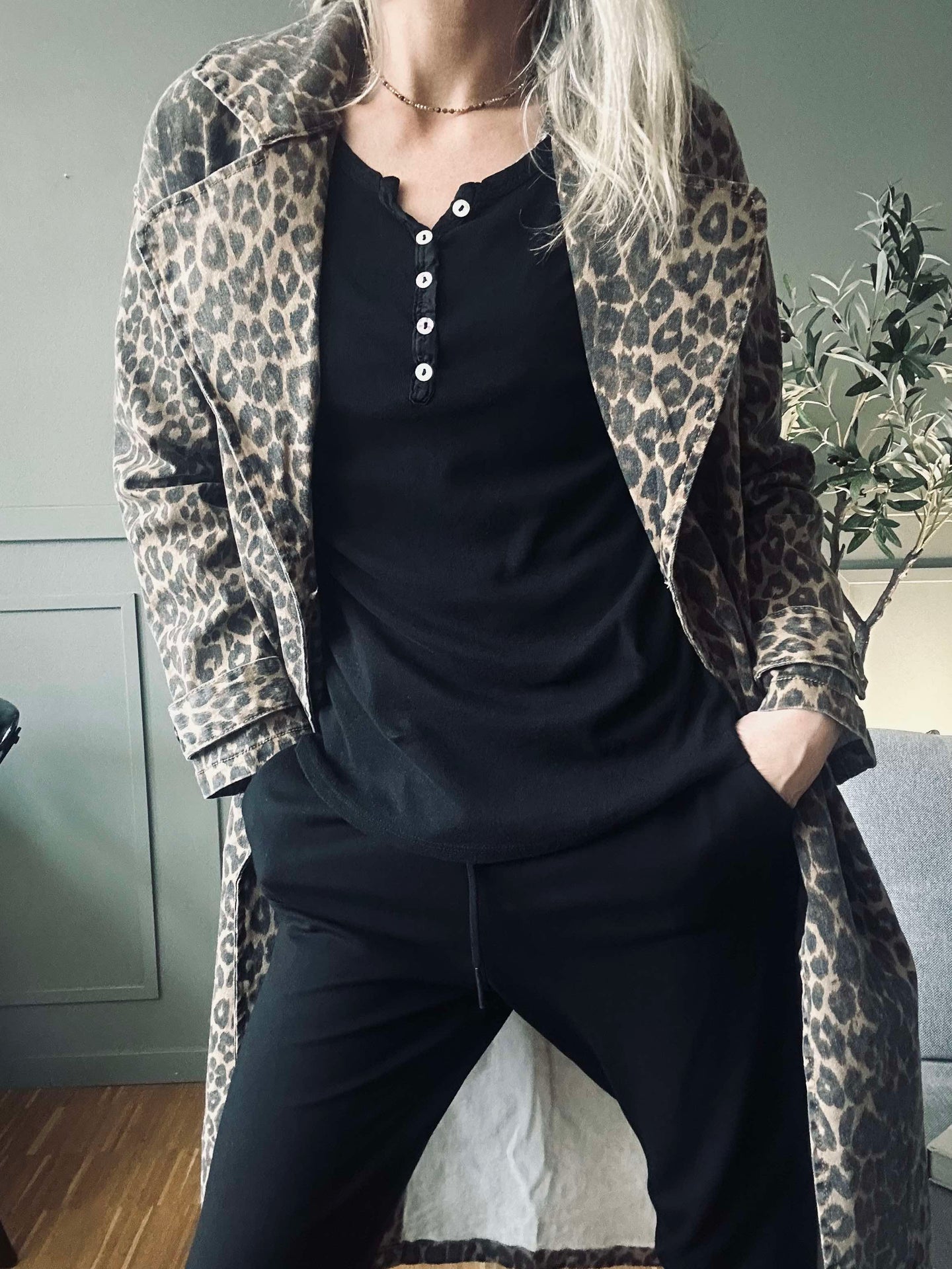 Basic-Bluse mit Knöpfen – Black