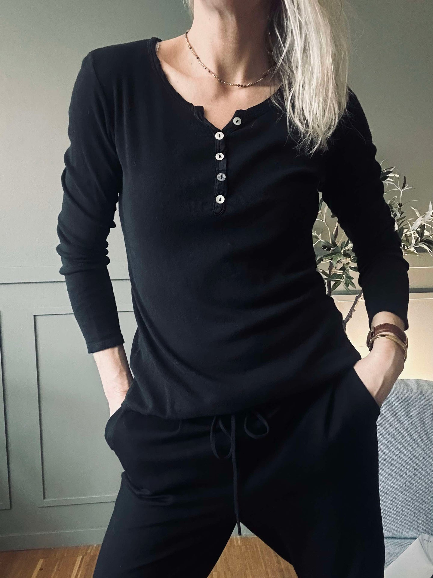 Basic-Bluse mit Knöpfen – Black