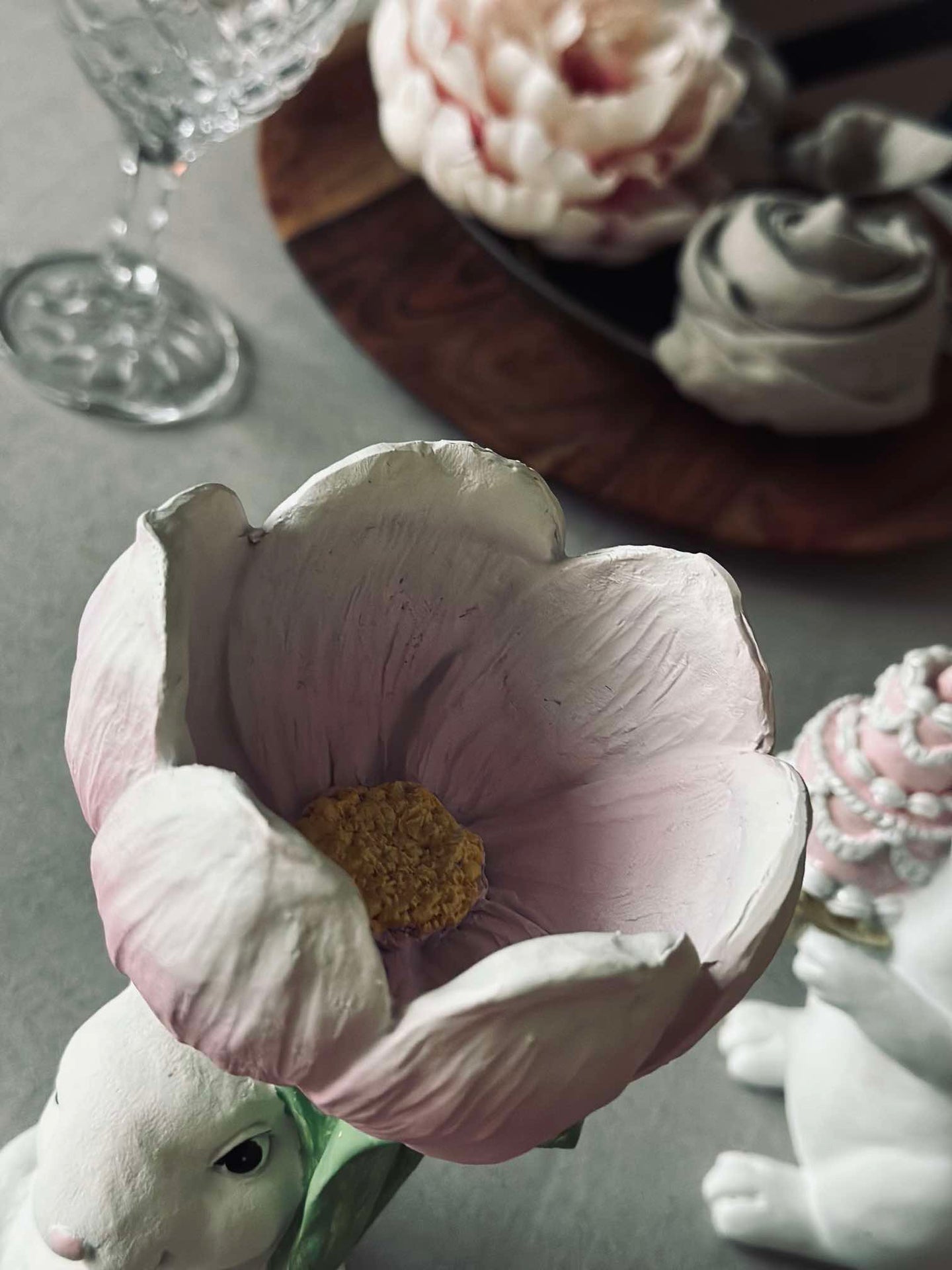 Hase mit Blume