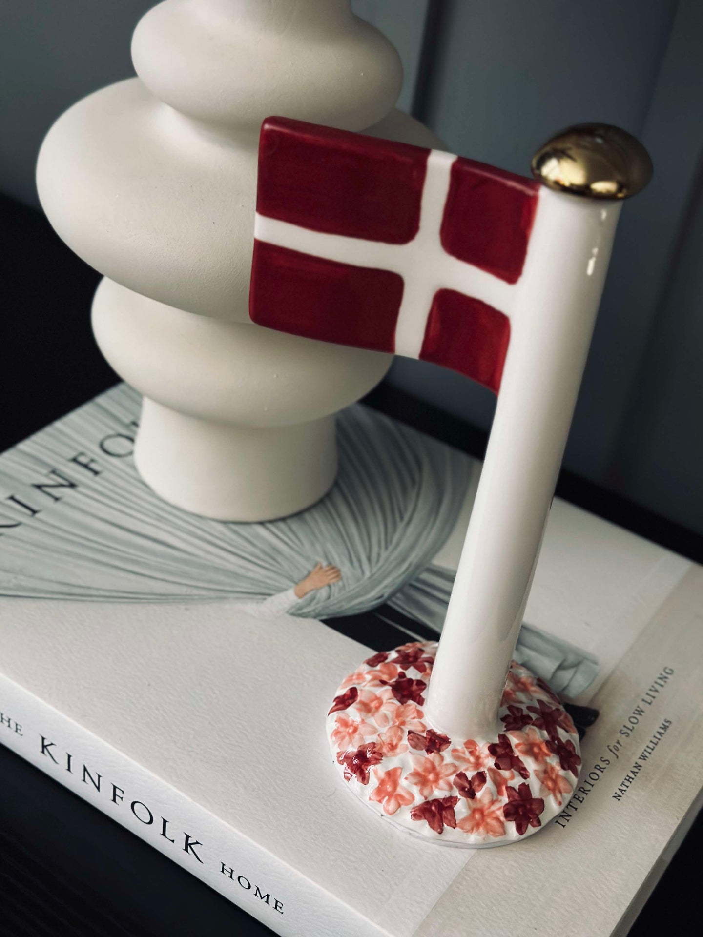 Keramikflagge – Dannebrog mit rosa Fuß