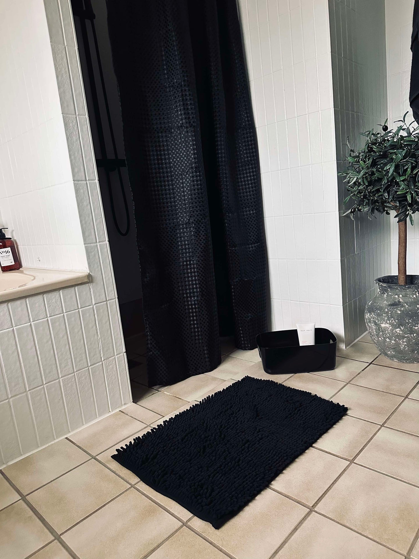 Badezimmer-Set: Duschvorhang & Badematte / Schwarz