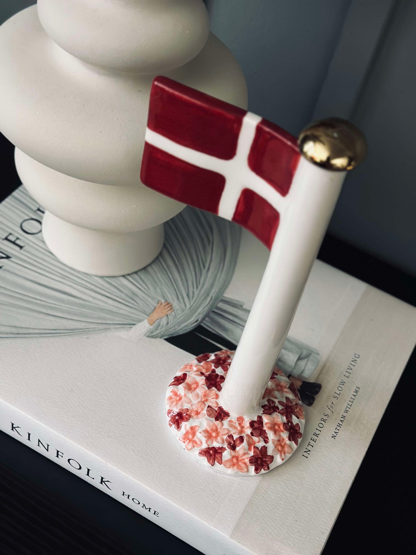 Keramikflagge – Dannebrog mit rosa Fuß