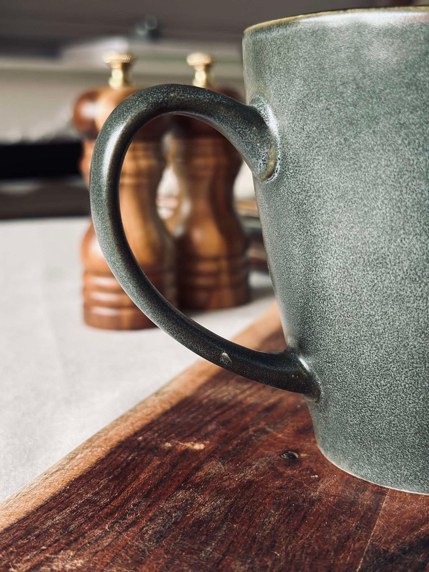 XL-Becher mit Henkel aus Steingut – Grau