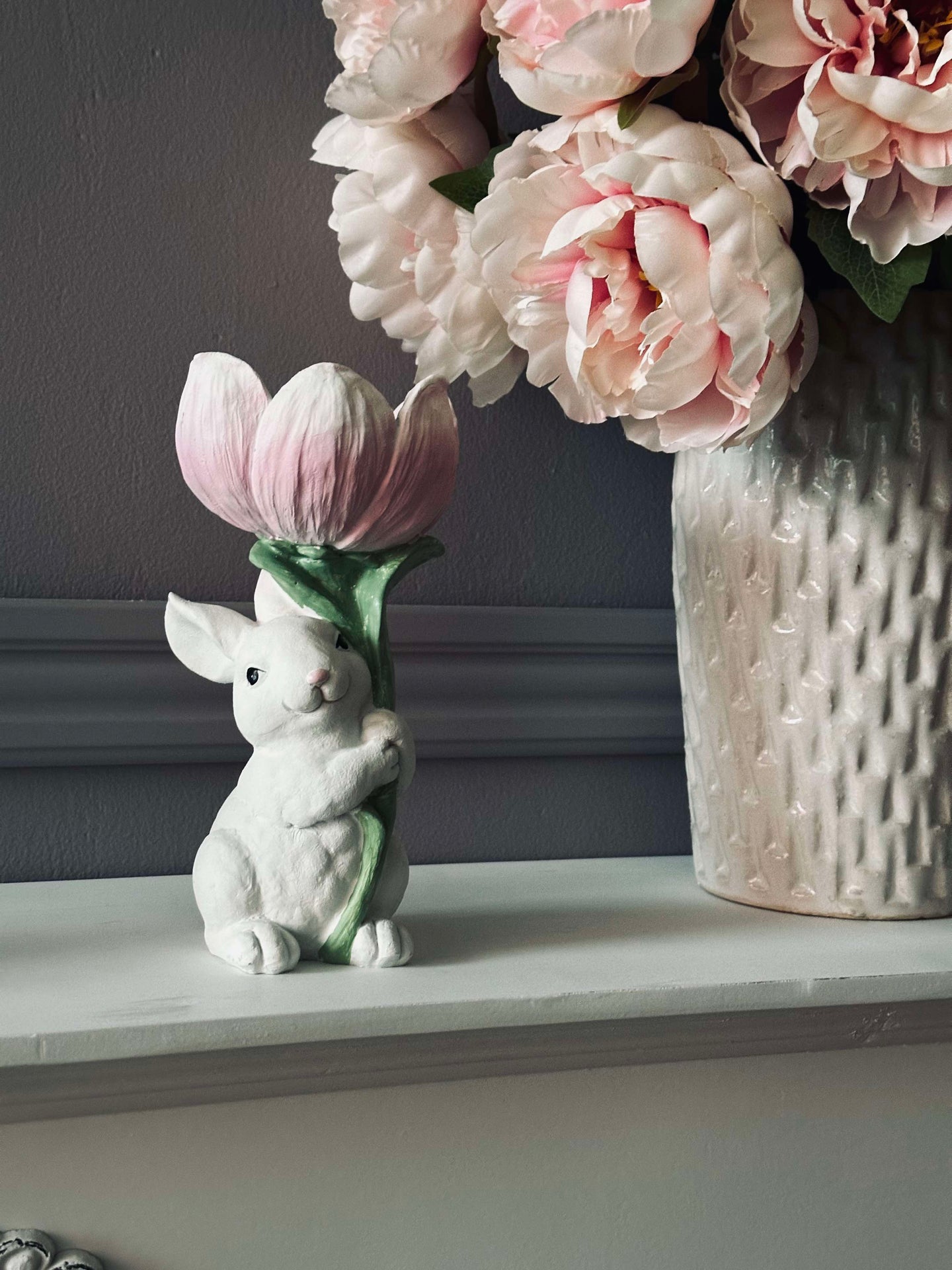 Hase mit Blume