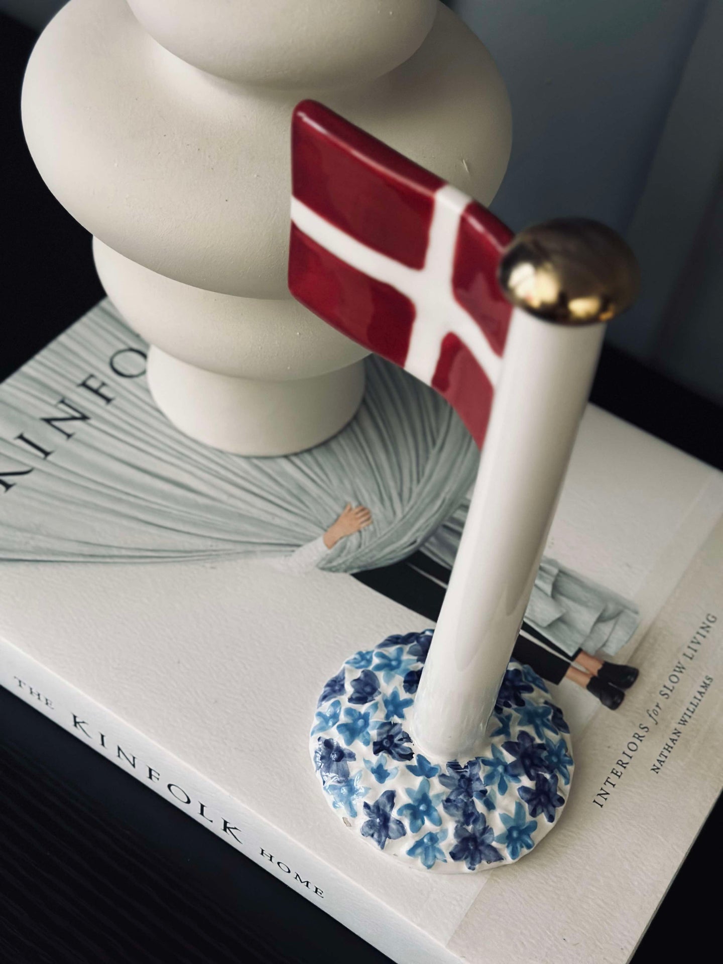 Keramikfahne – Dannebrog mit blauem Fuß