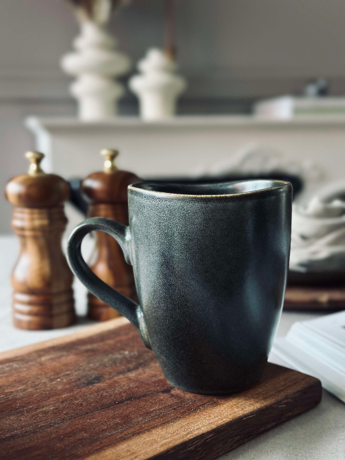 Becher mit Henkel aus Steingut – Grau