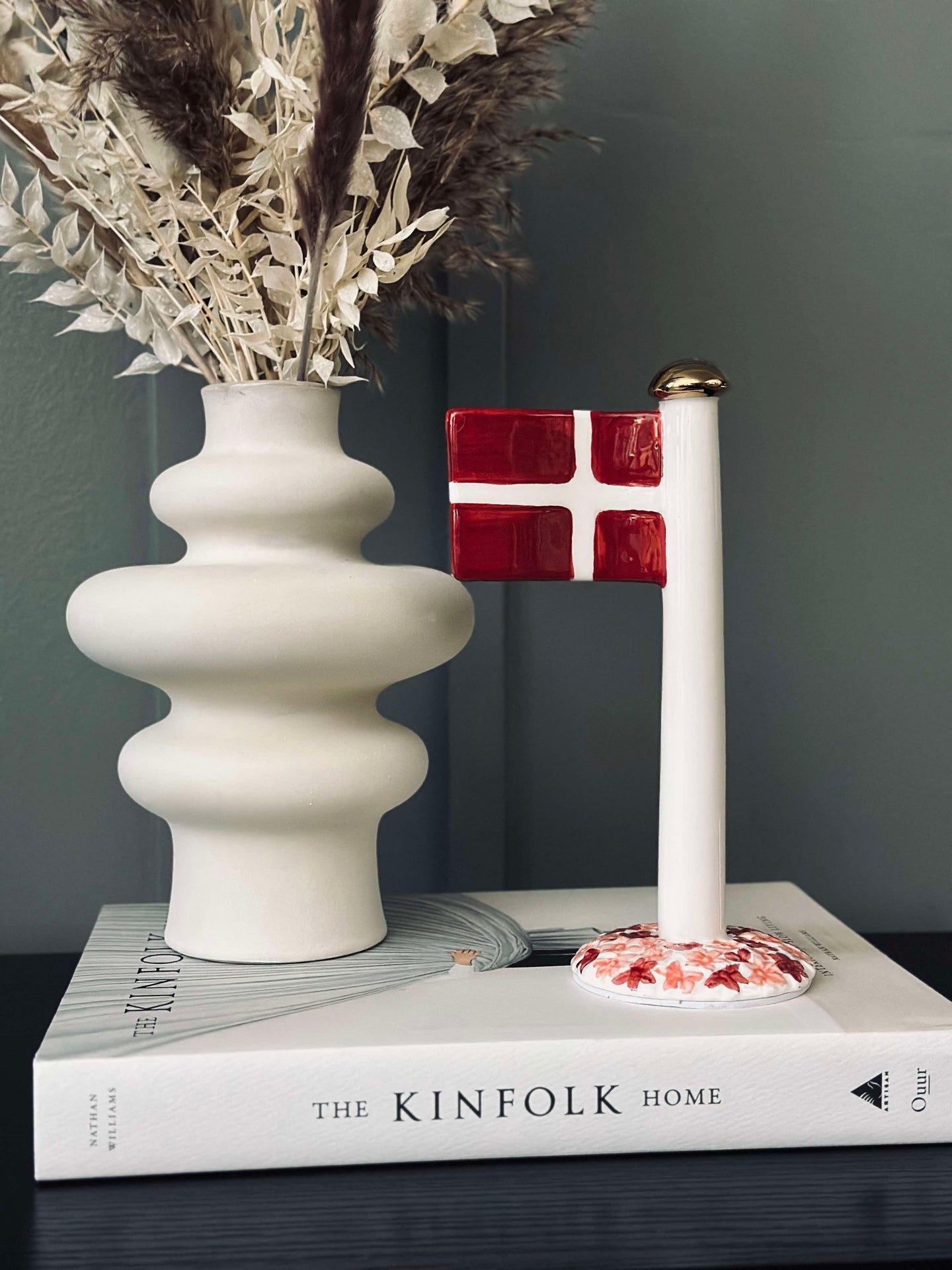 Keramikflagge – Dannebrog mit rosa Fuß