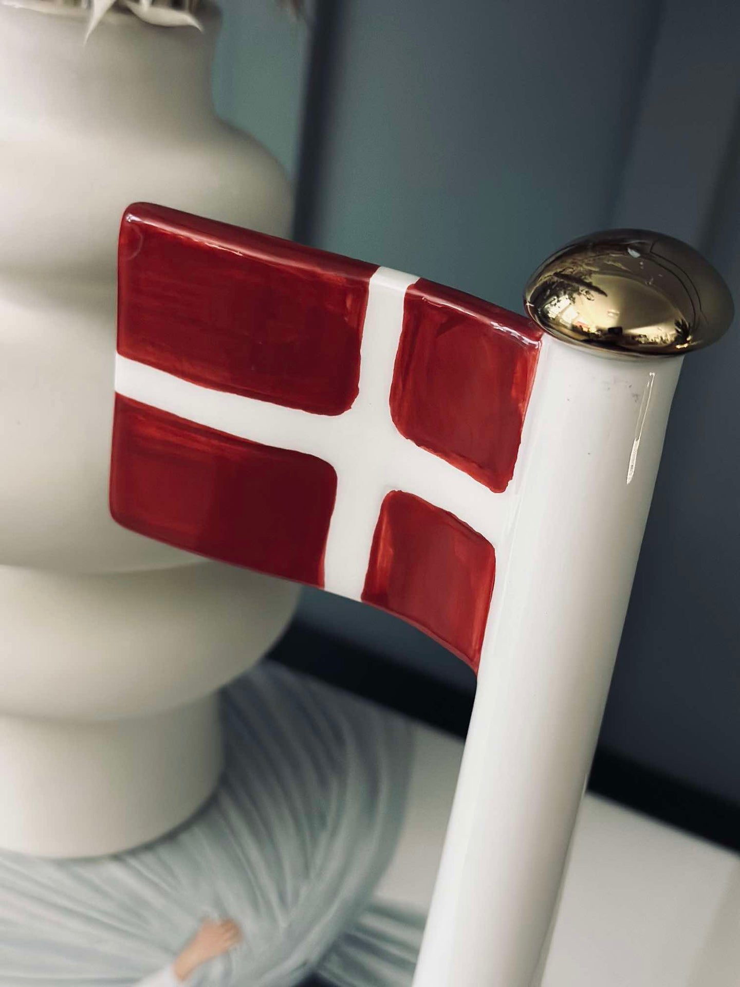 Keramikflagge – Dannebrog mit rosa Fuß