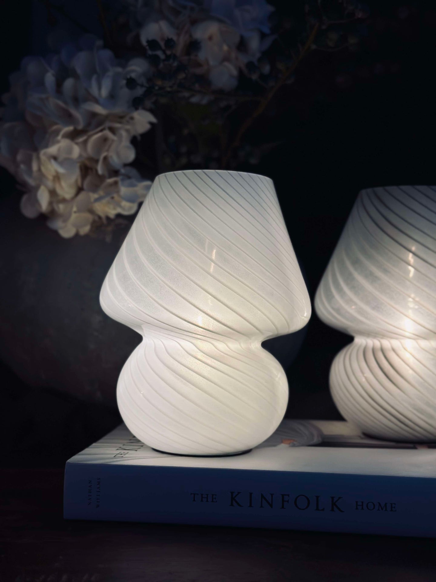 Mushroom Medium – Weißes mundgeblasenes Glas