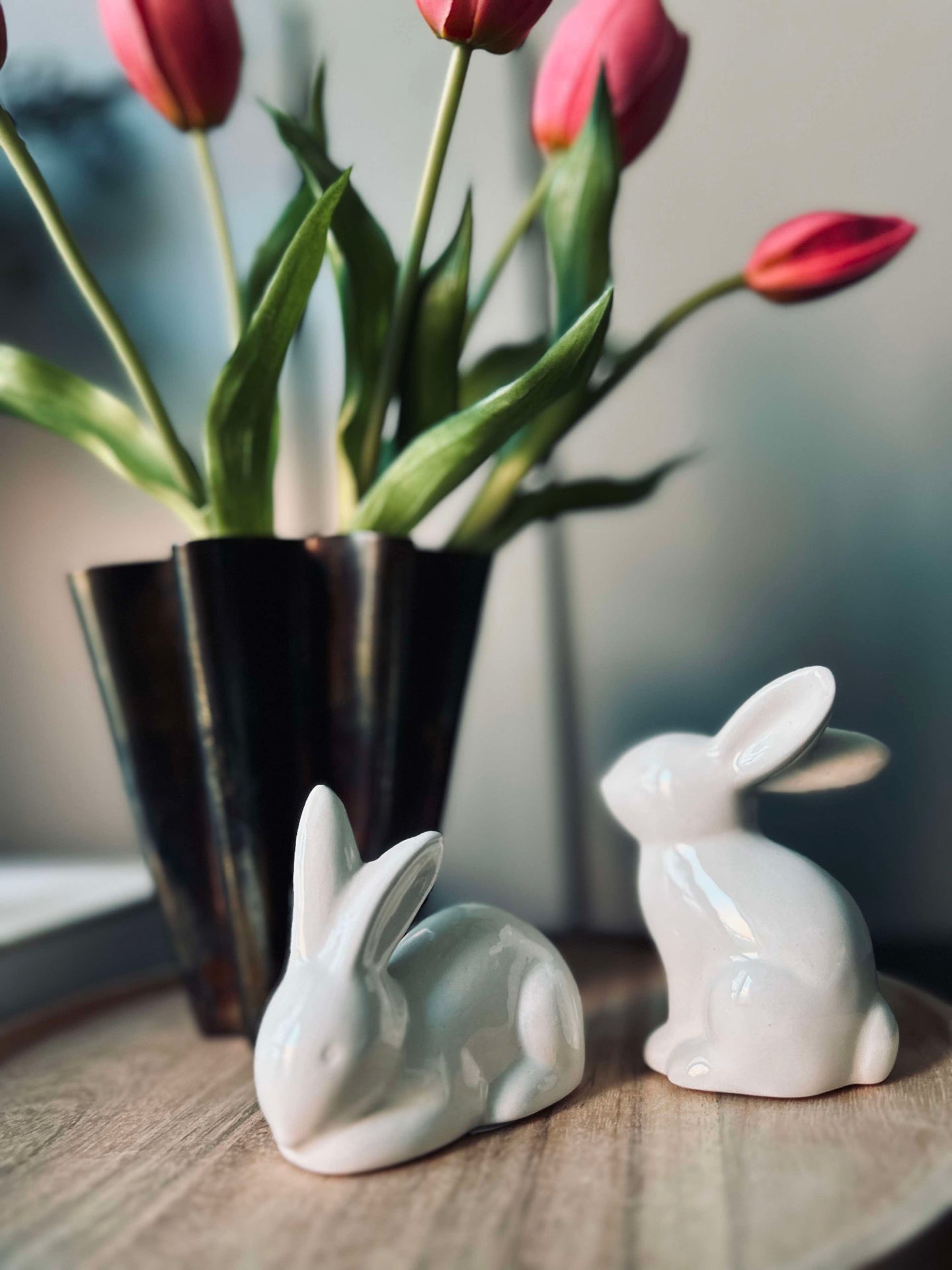 Hase aus weißem Porzellan - liegend