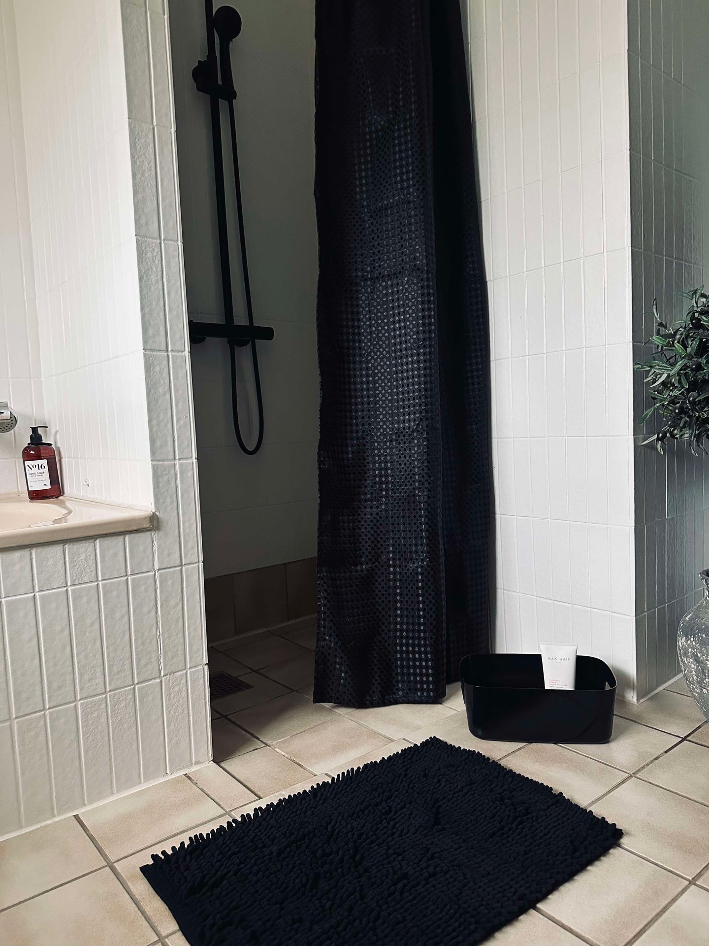Badezimmer-Set: Duschvorhang & Badematte / Schwarz
