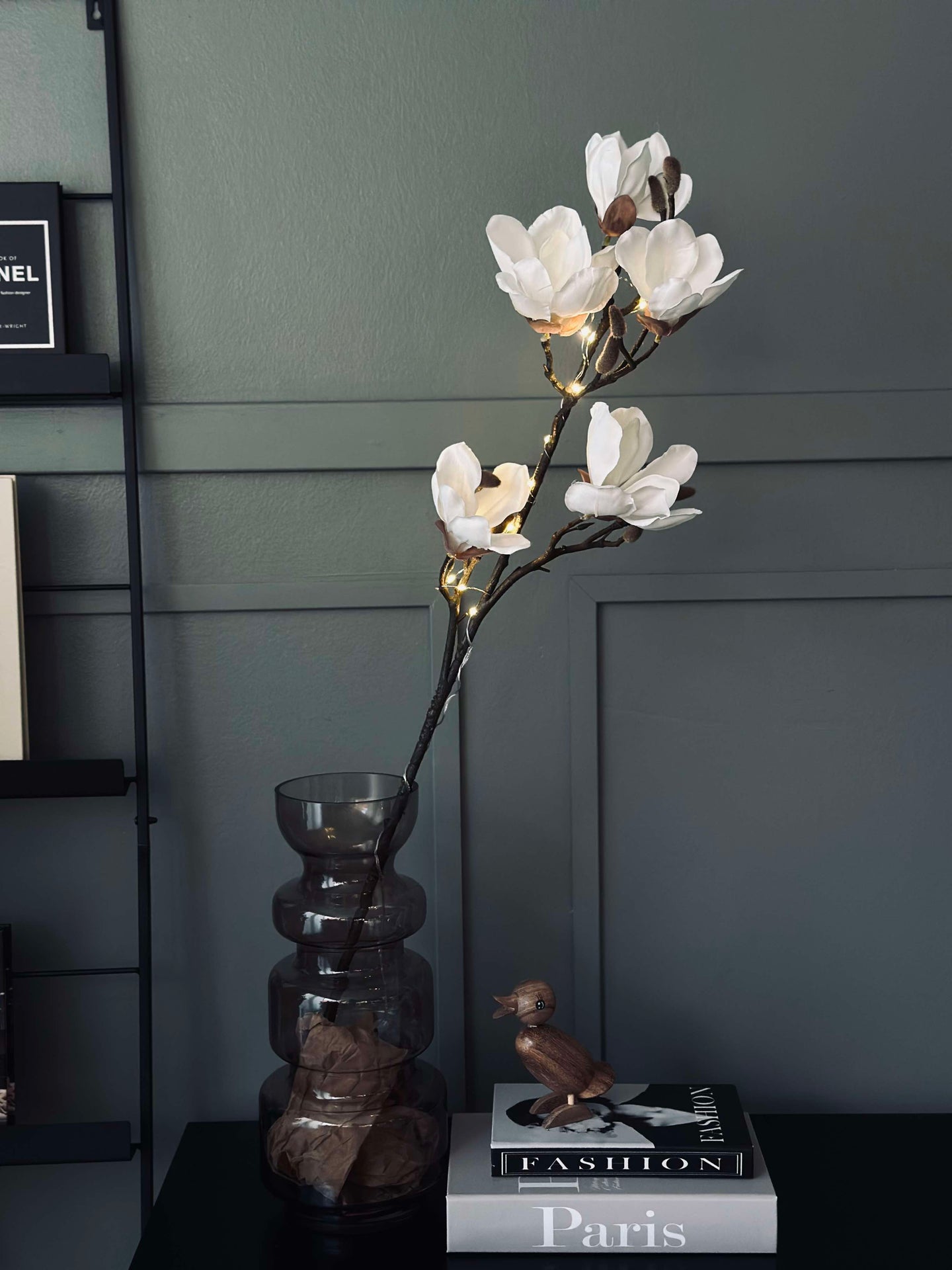 Magnolienzweig mit Licht