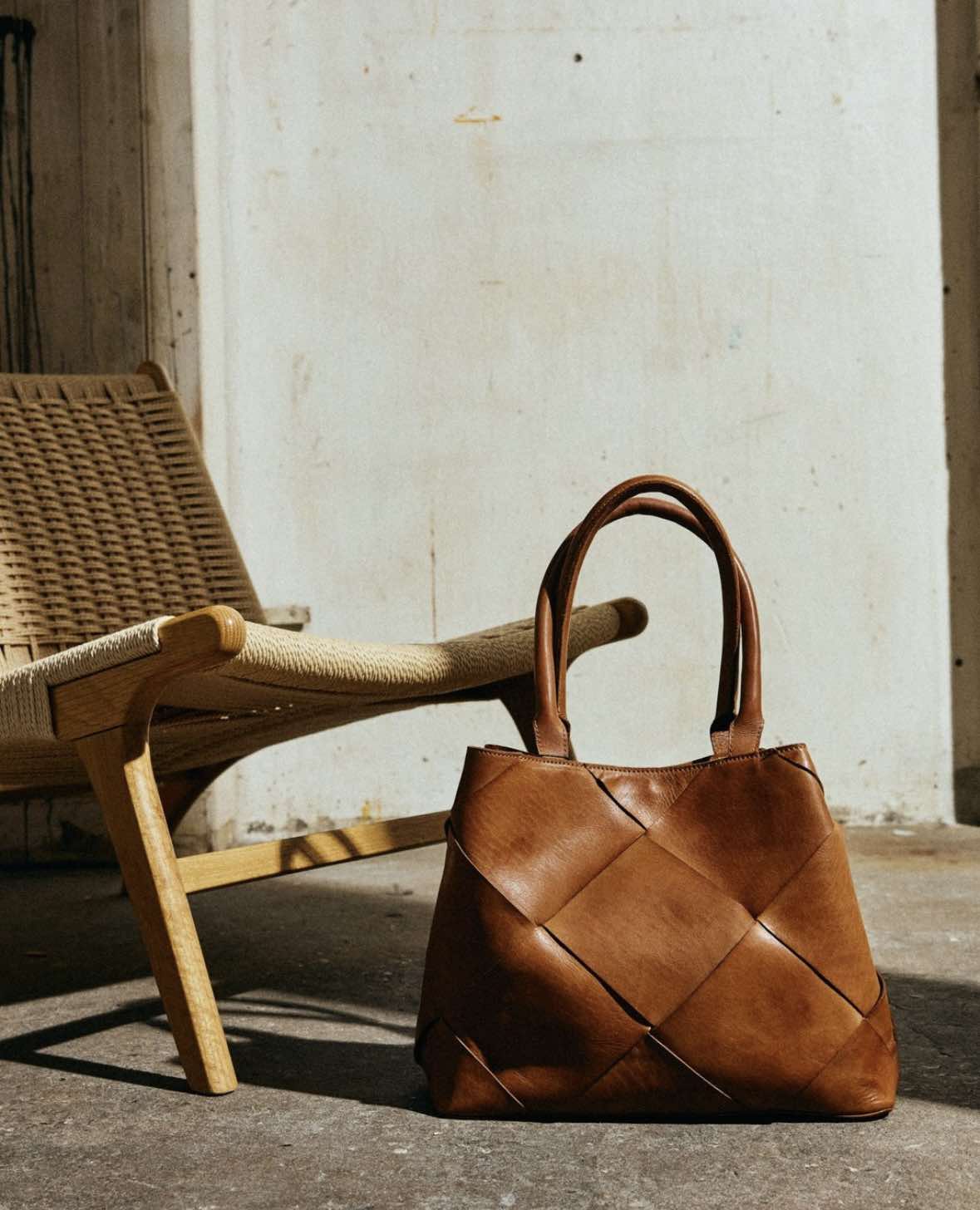 Exklusive handgeflochtene Schultertasche - Cognac