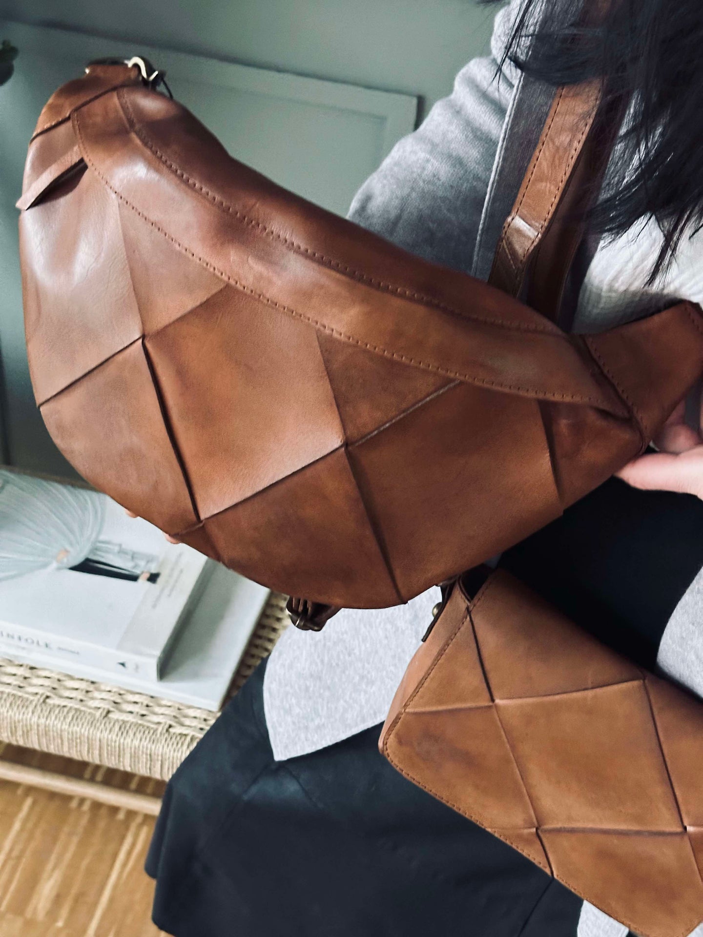 Exklusive handgeflochtene Bauchtasche - Cognac