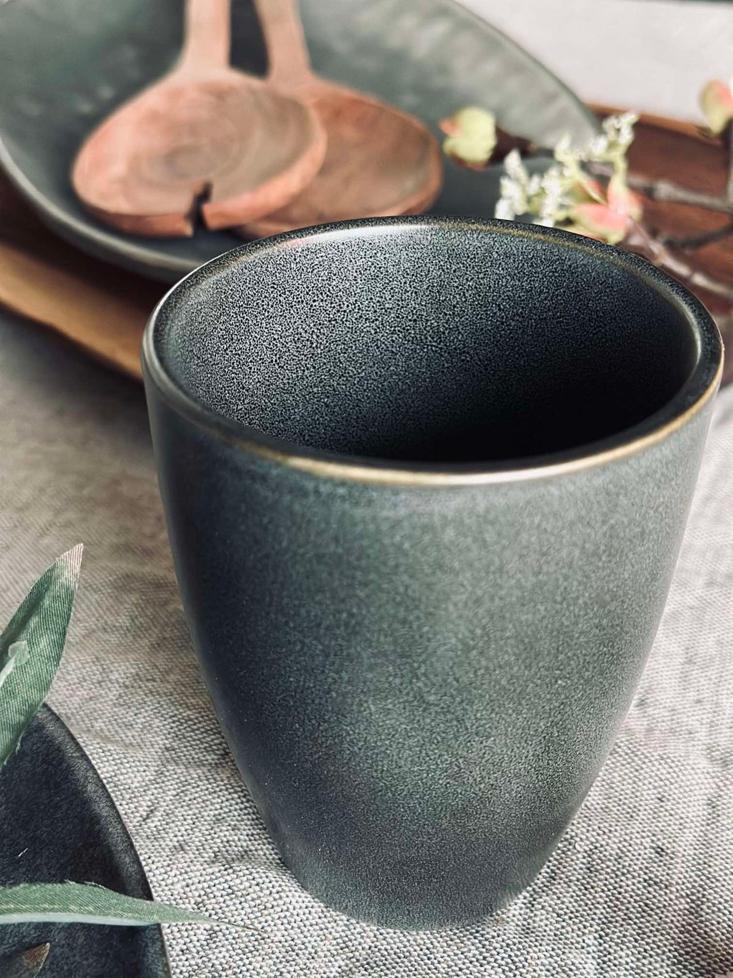 Becher Steingut – Grau