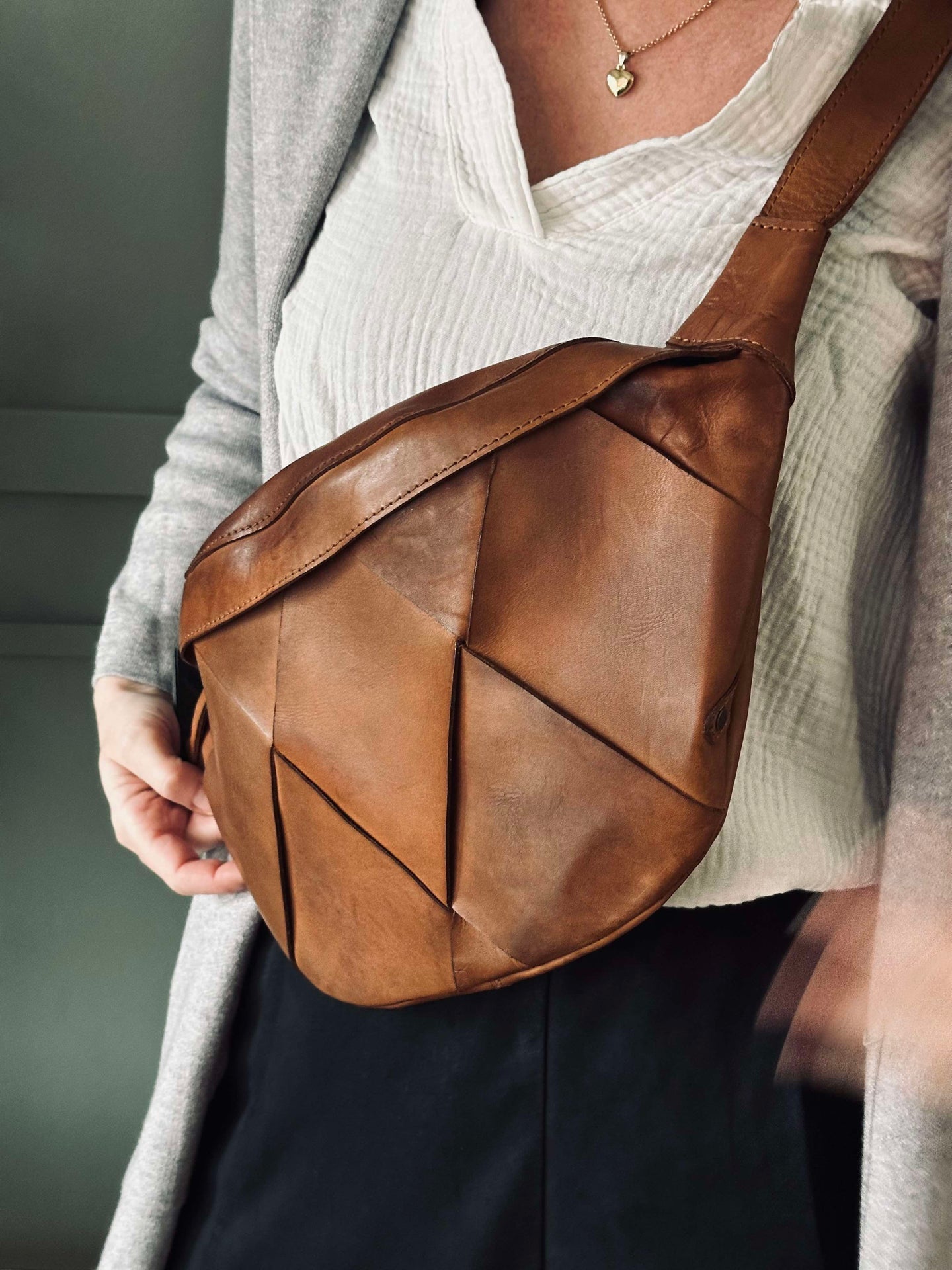 Exklusive handgeflochtene Bauchtasche - Cognac