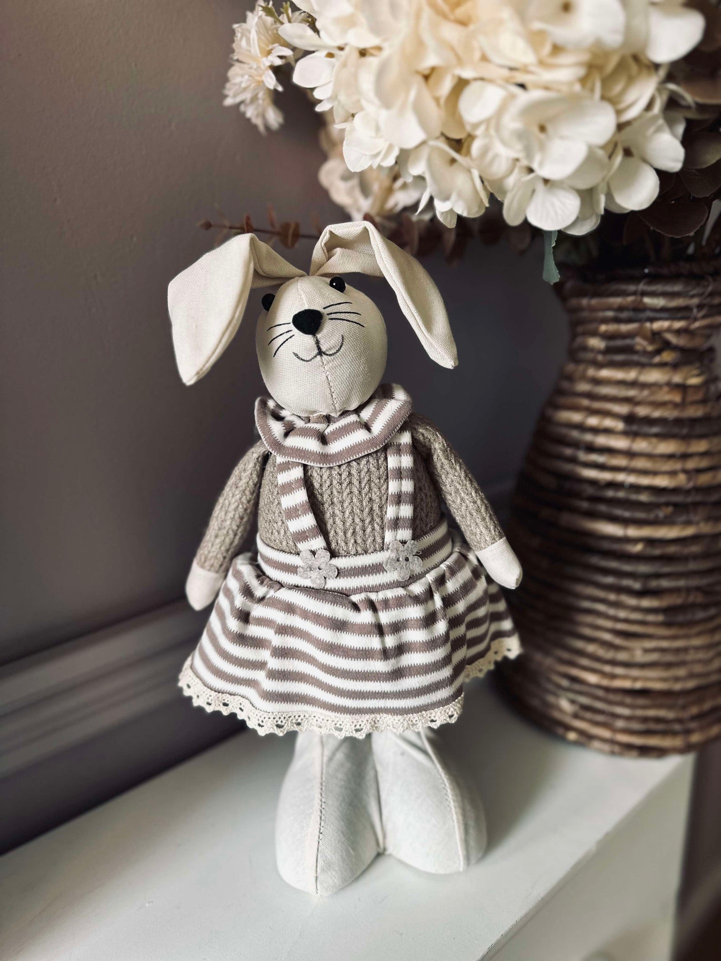 Kaninchen - Mädchen mit gestreiftem Kleid