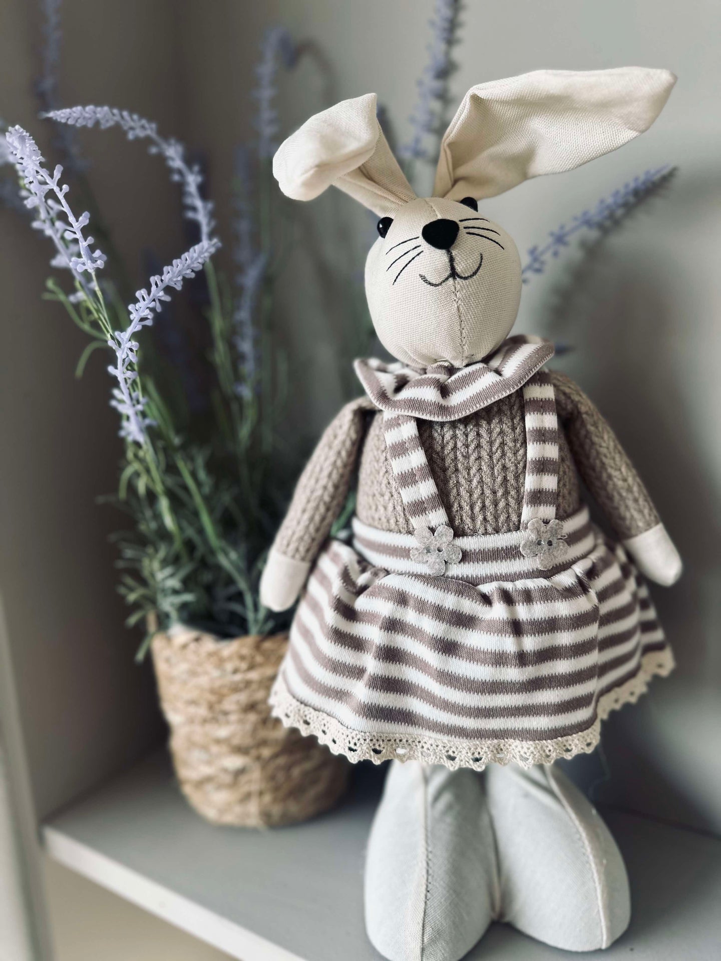 Kaninchen - Mädchen mit gestreiftem Kleid