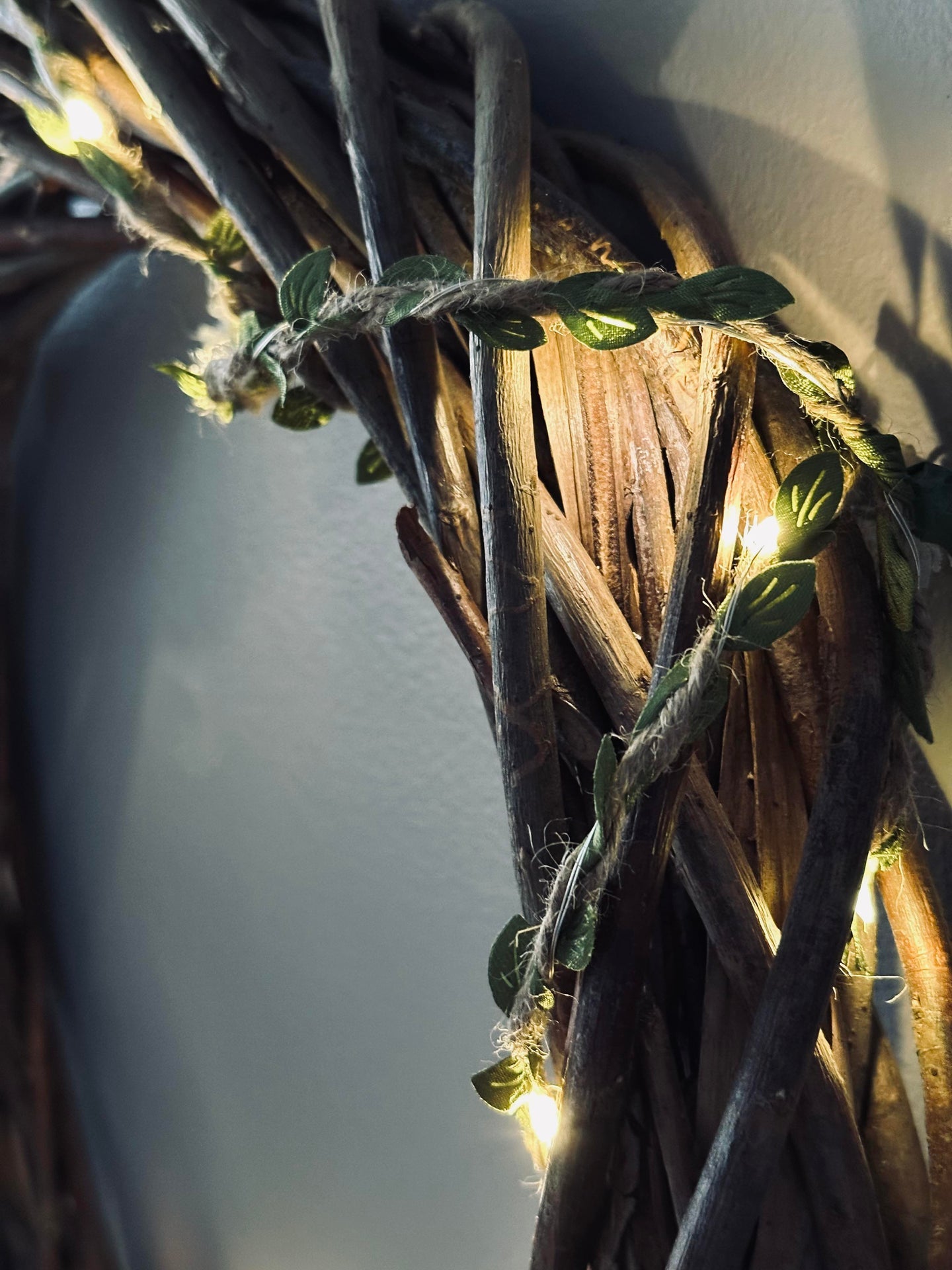Lichterkette mit Blättern und Blumen
