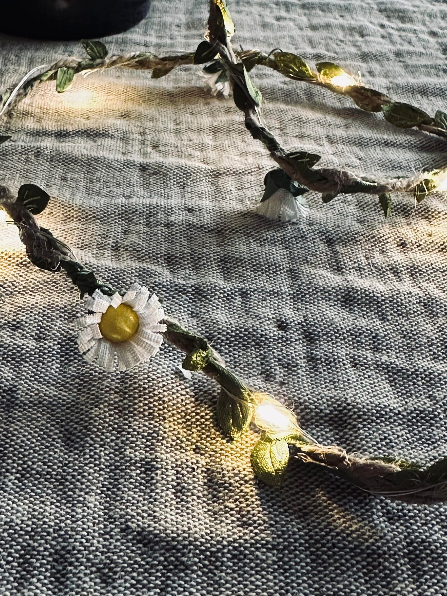 Lichterkette mit Blättern und Blumen