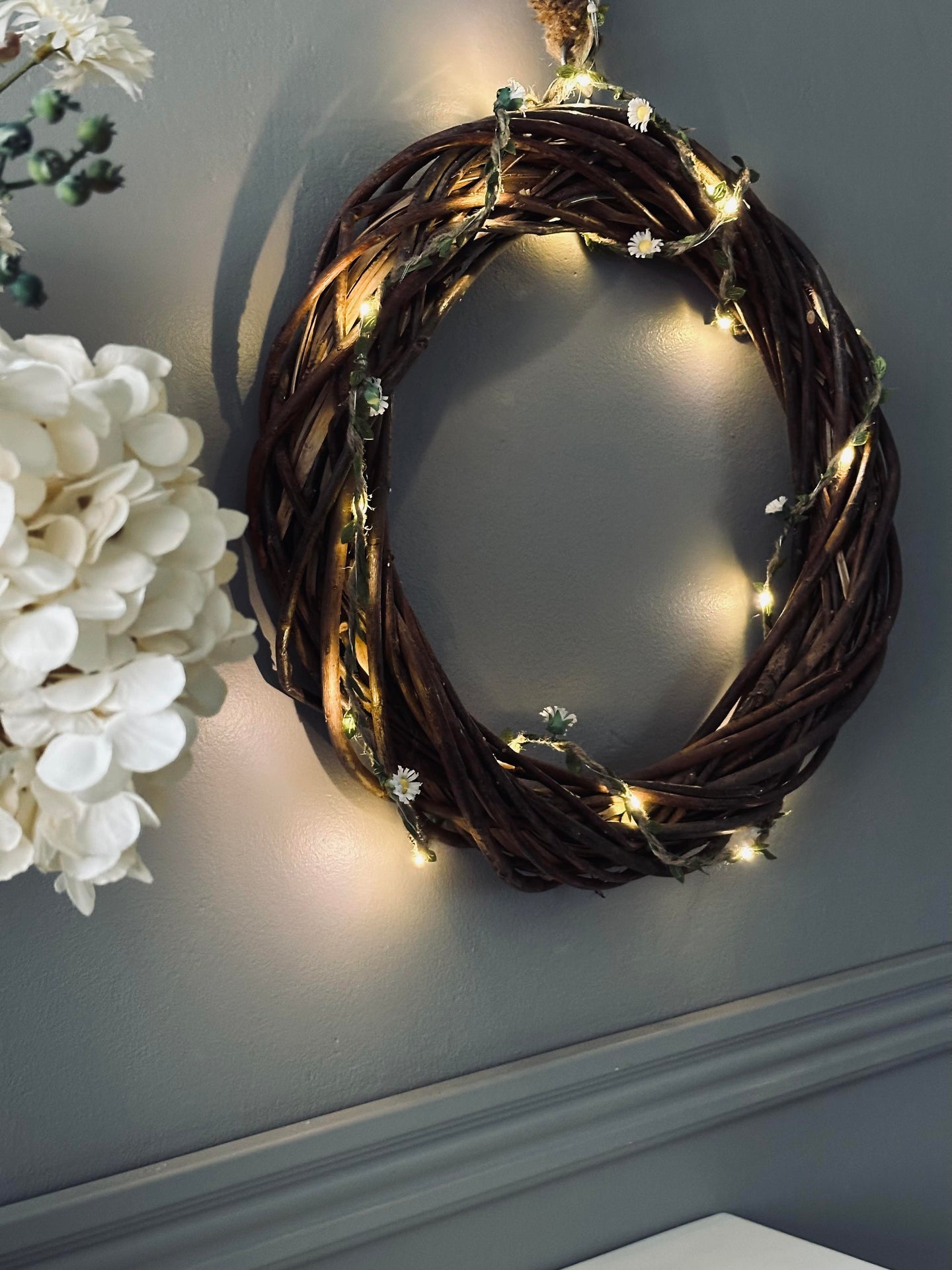 Lichterkette mit Blättern und Blumen