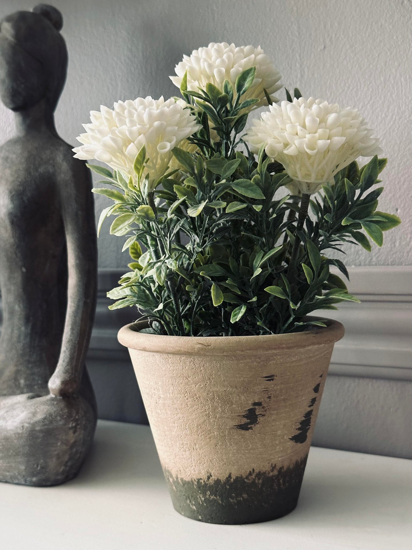 Blume im rustikalen Topf - Weiß