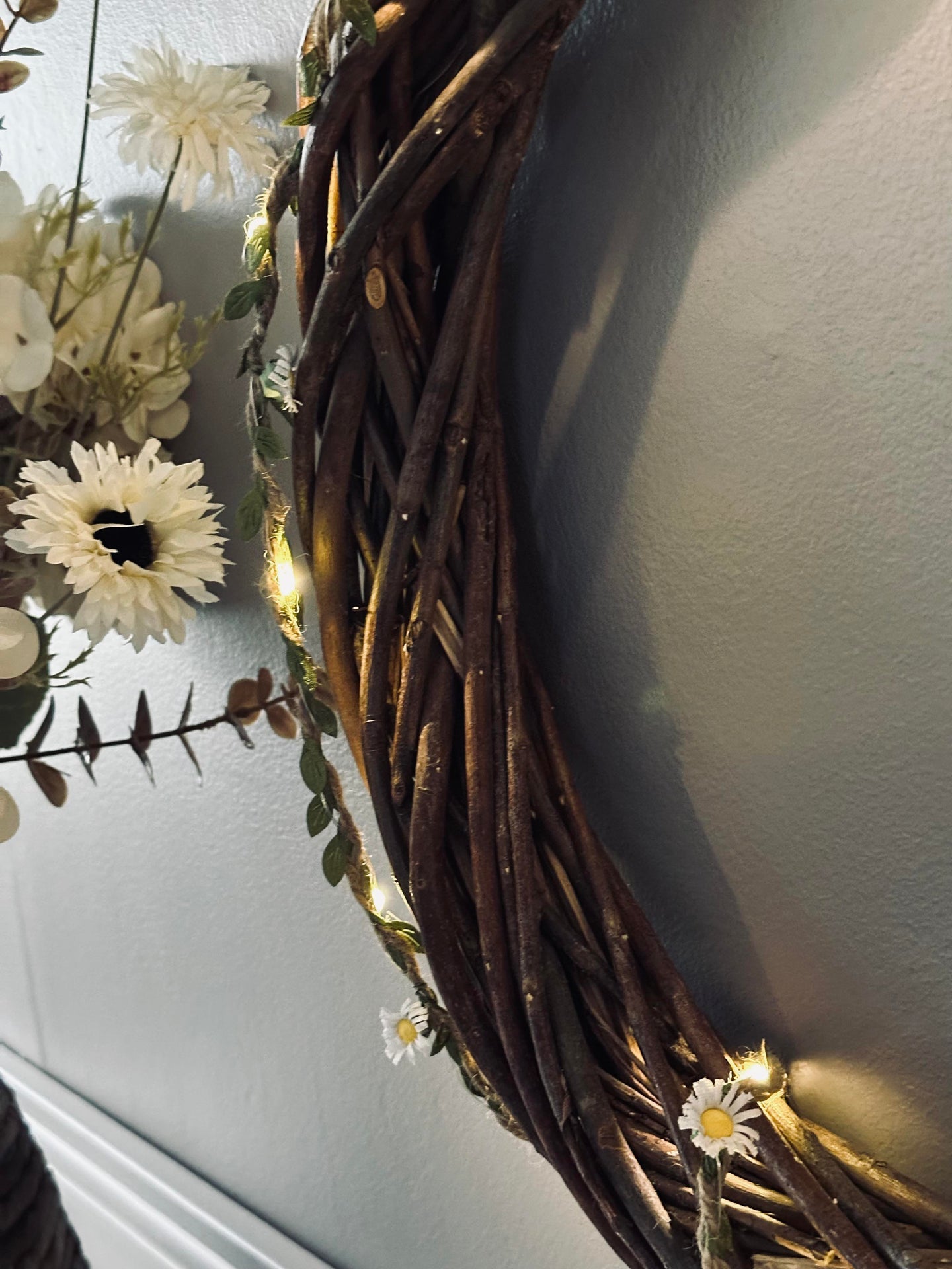 Lichterkette mit Blättern und Blumen