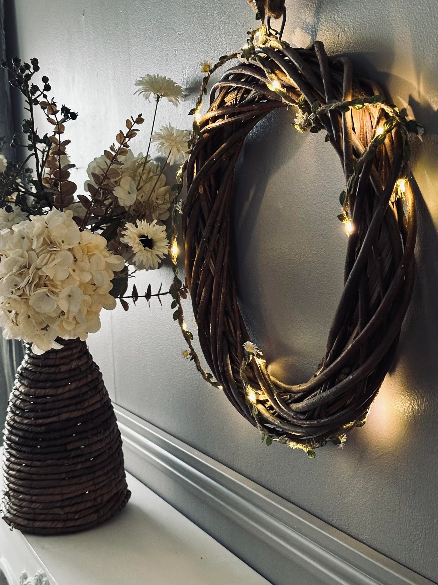 Lichterkette mit Blättern und Blumen