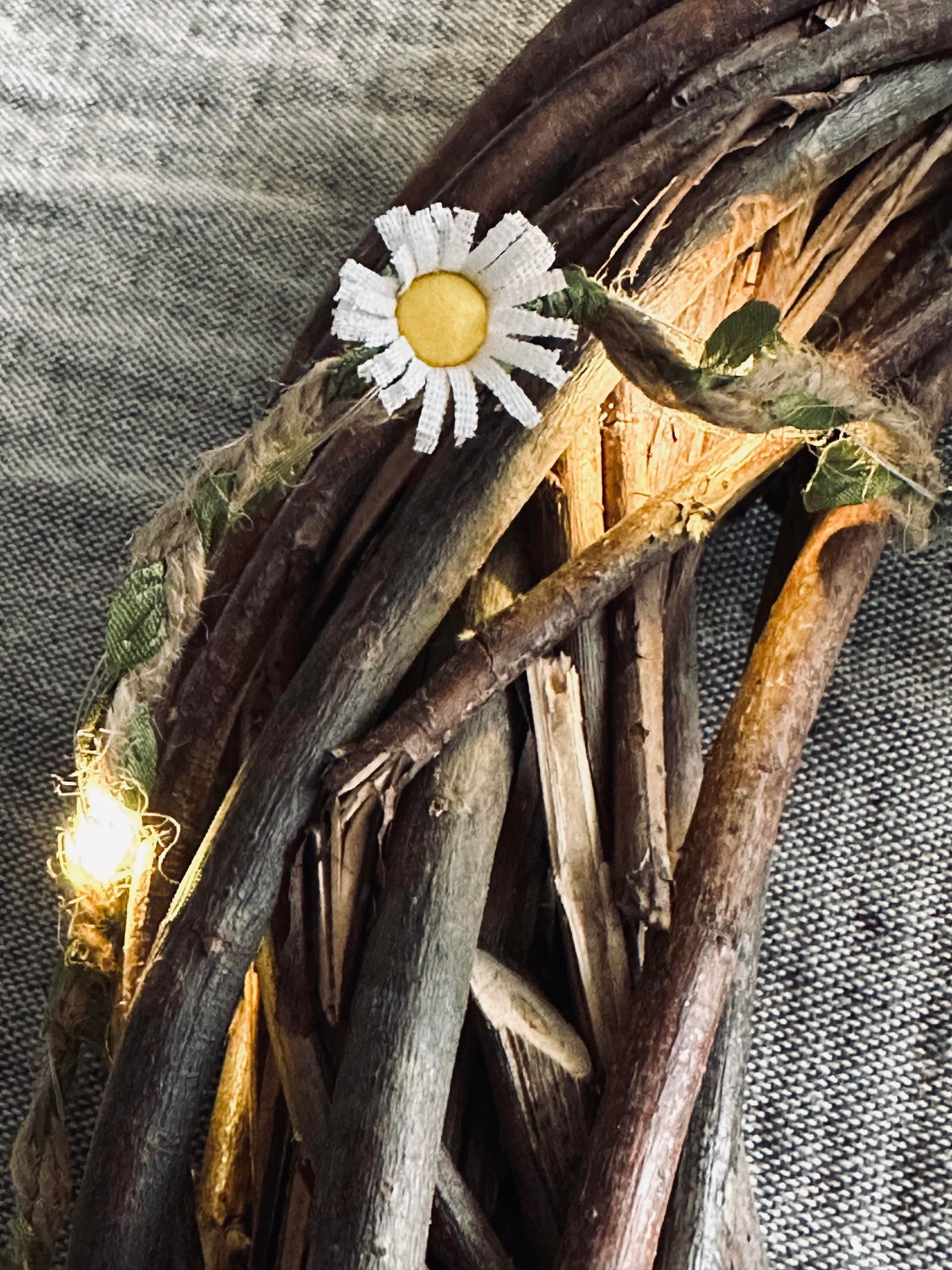 Lichterkette mit Blättern und Blumen
