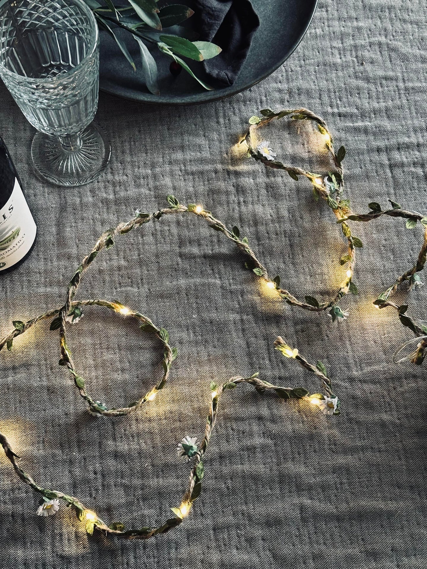 Lichterkette mit Blättern und Blumen