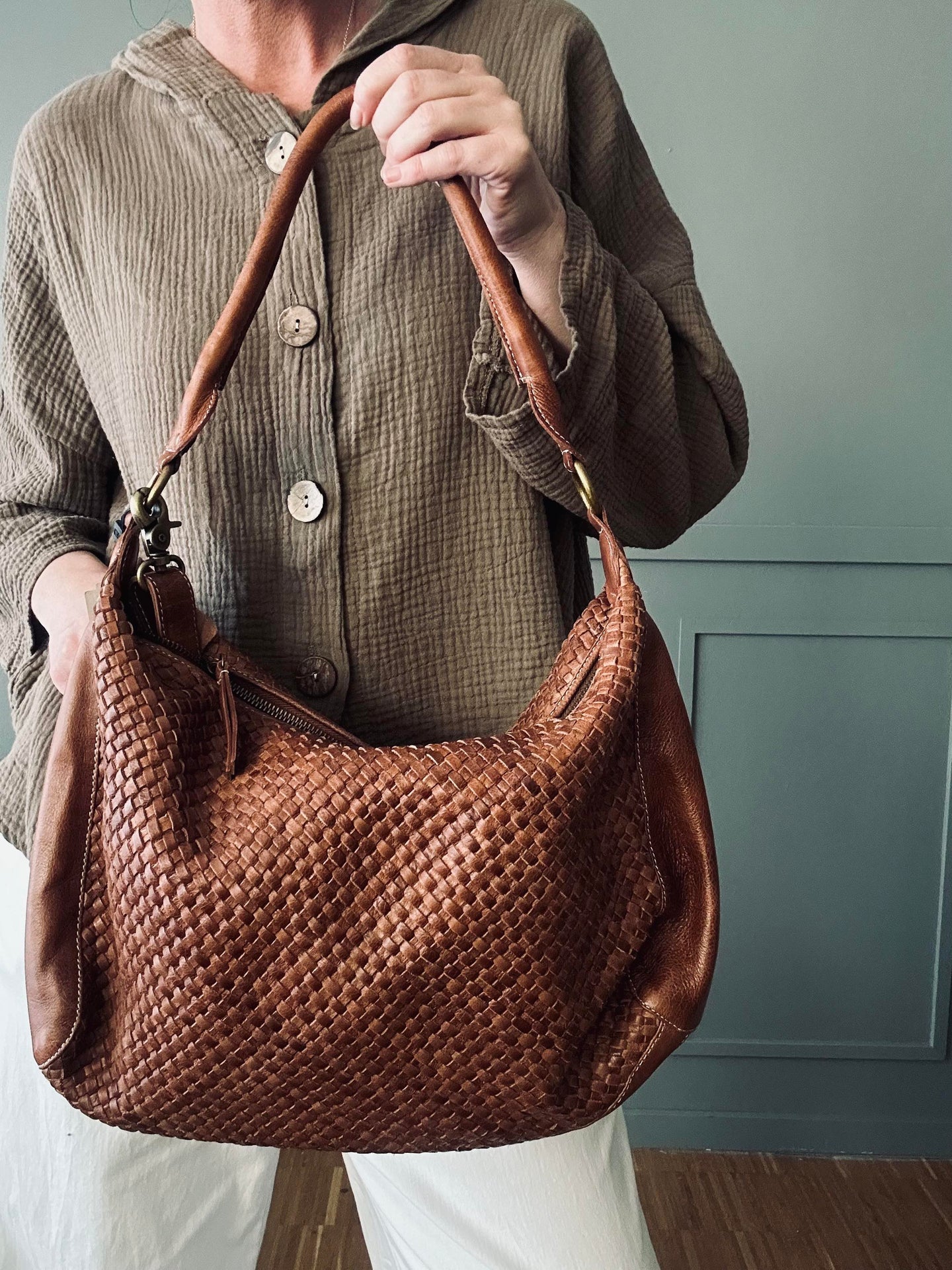 Schultertasche DARIA – Geflochtenes Leder Walnuss